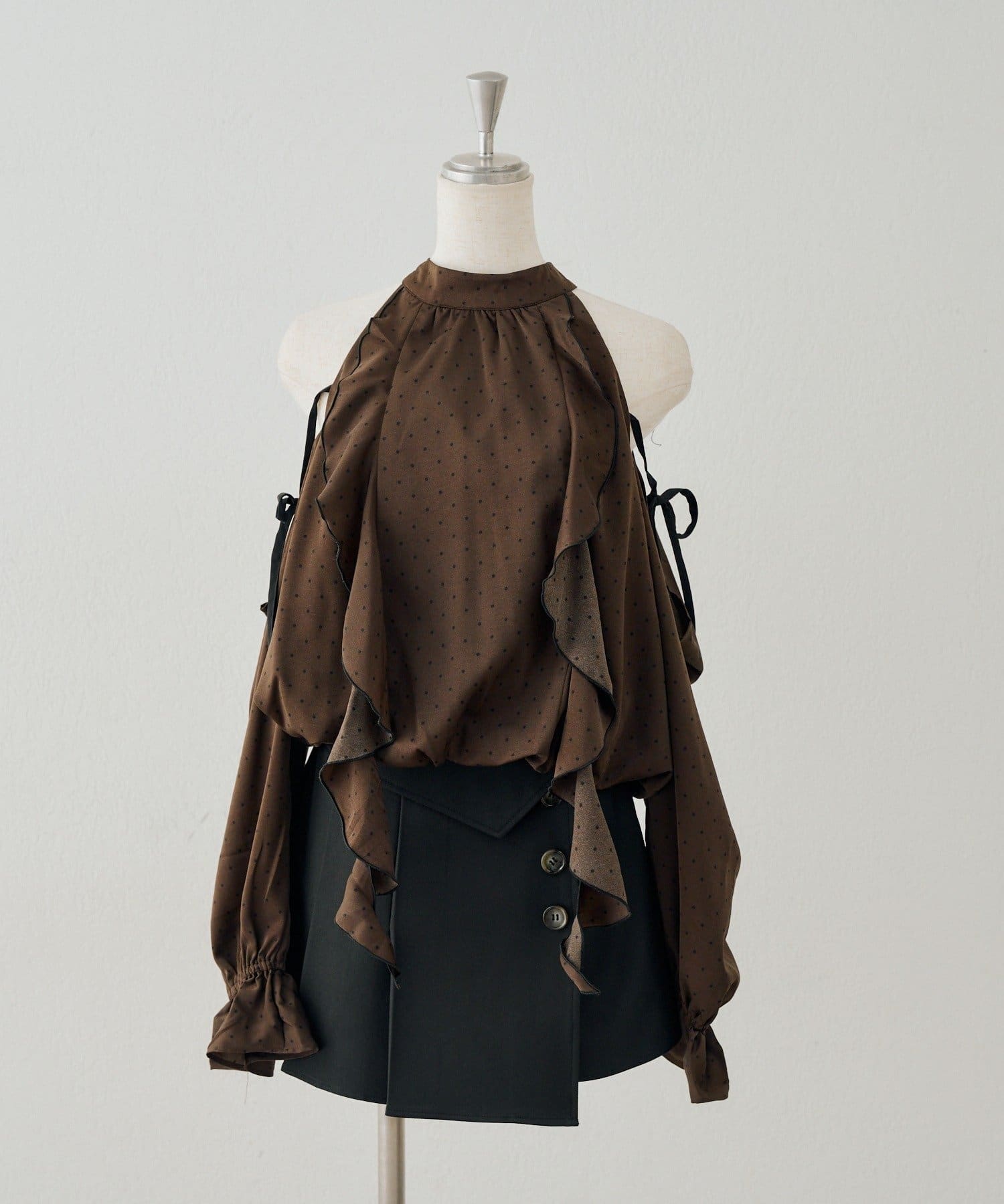 NICE CLAUP / OLIVE des OLIVE OUTLET(ナイスクラップ  / オリーブ デ オリーブ アウトレット) 【continuer】肩開きラッフルブラウス