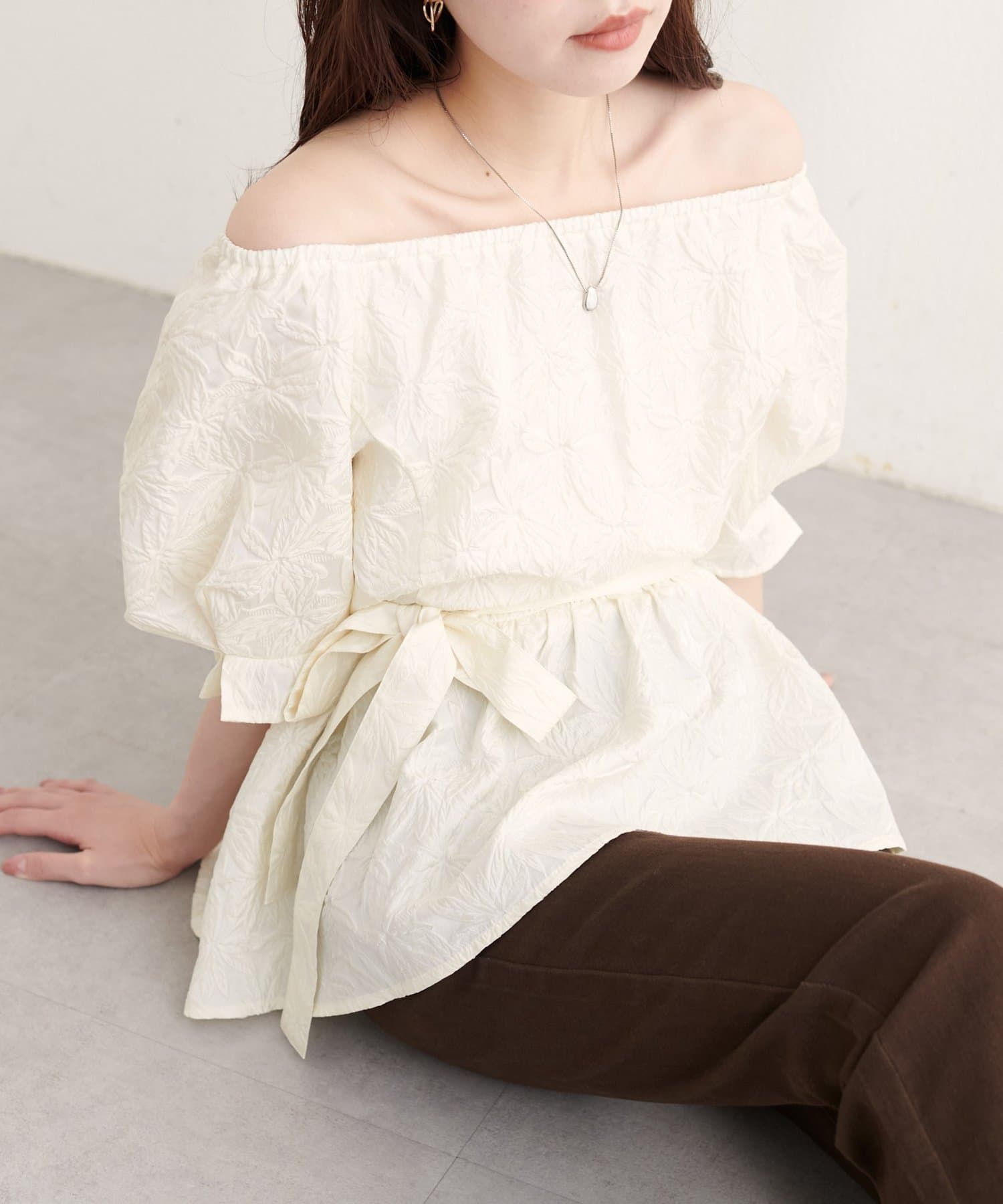 natural couture(ナチュラルクチュール) 袖タックペプラムブラウス