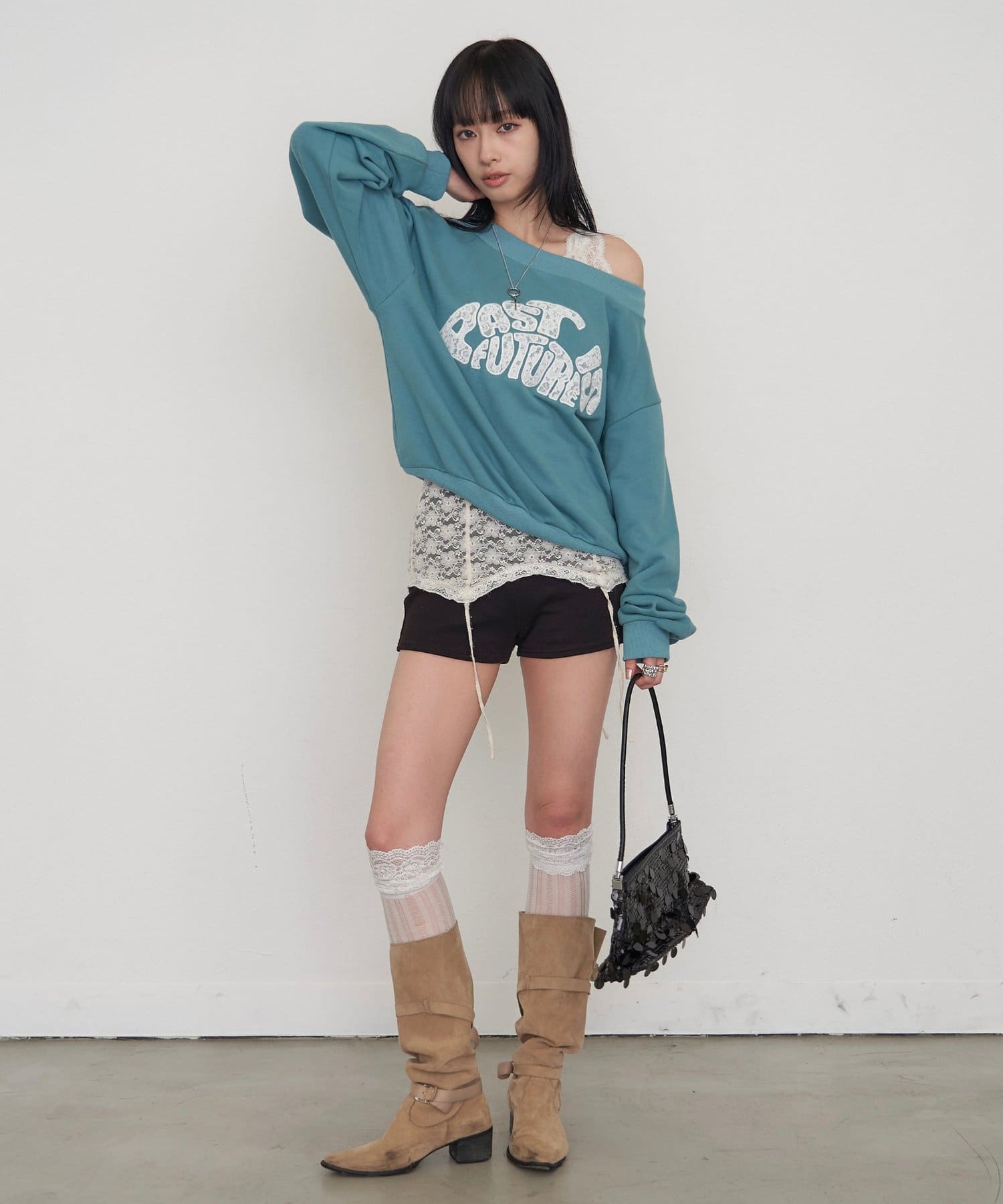 WHO’S WHO gallery(フーズフーギャラリー) デフォルメロゴレーススウェット