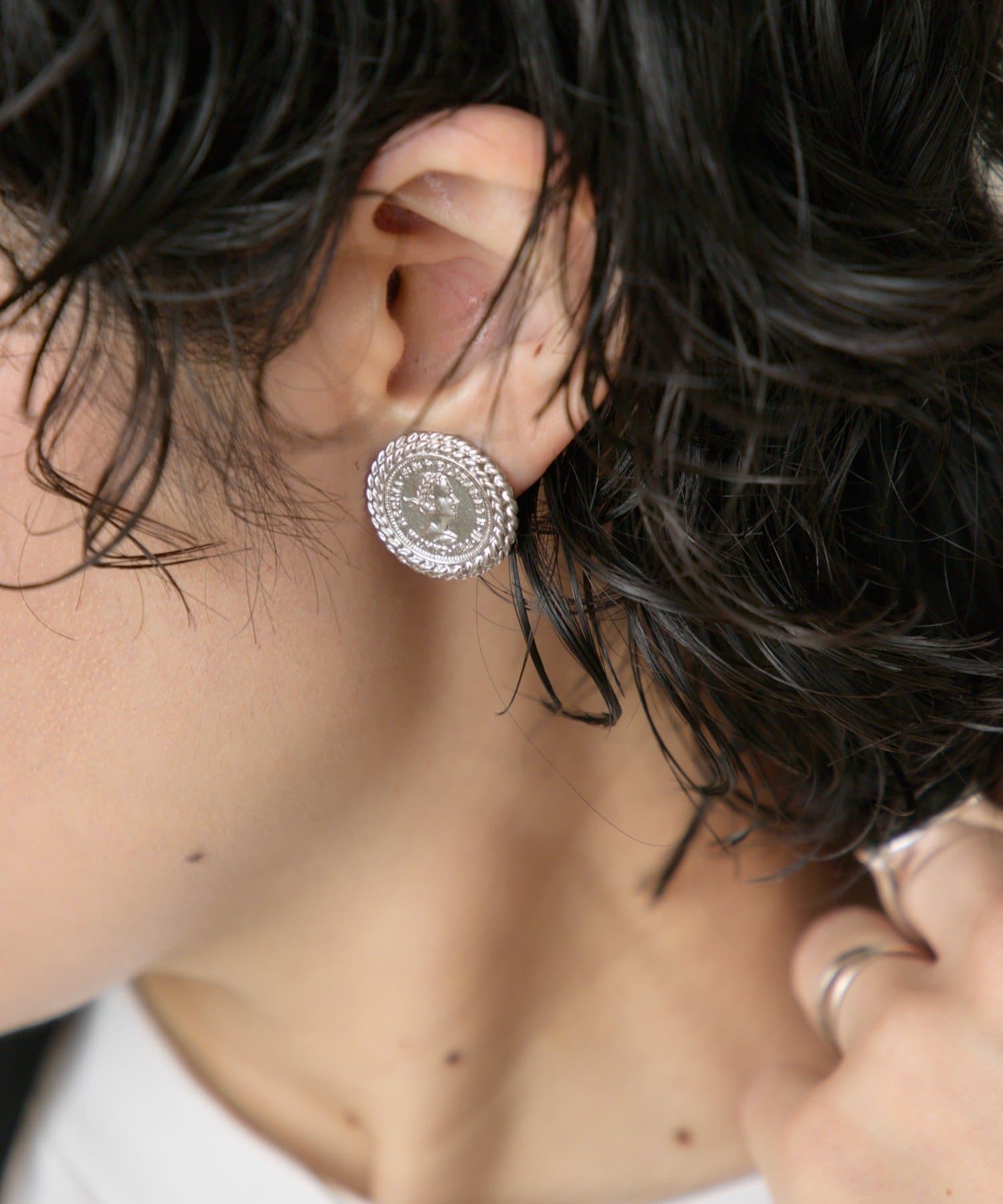 ear PAPILLONNER(イア パピヨネ) コインチャームイヤリング《日本製》