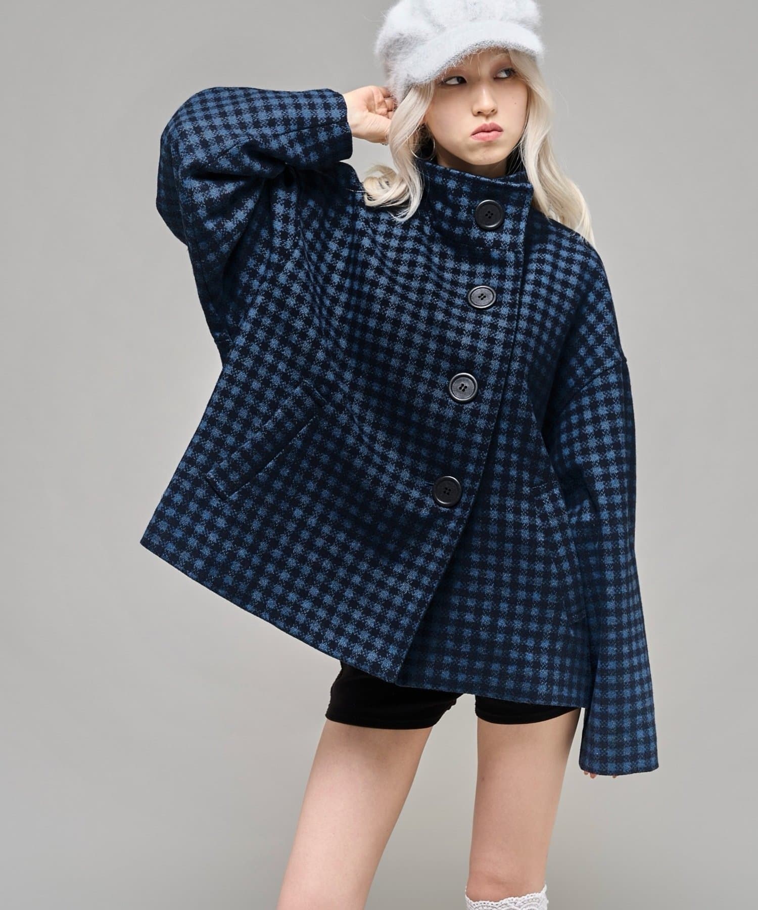 WHO’S WHO gallery(フーズフーギャラリー) 【26AW LOOK掲載品番】ビッグボタンアシメハーフコート