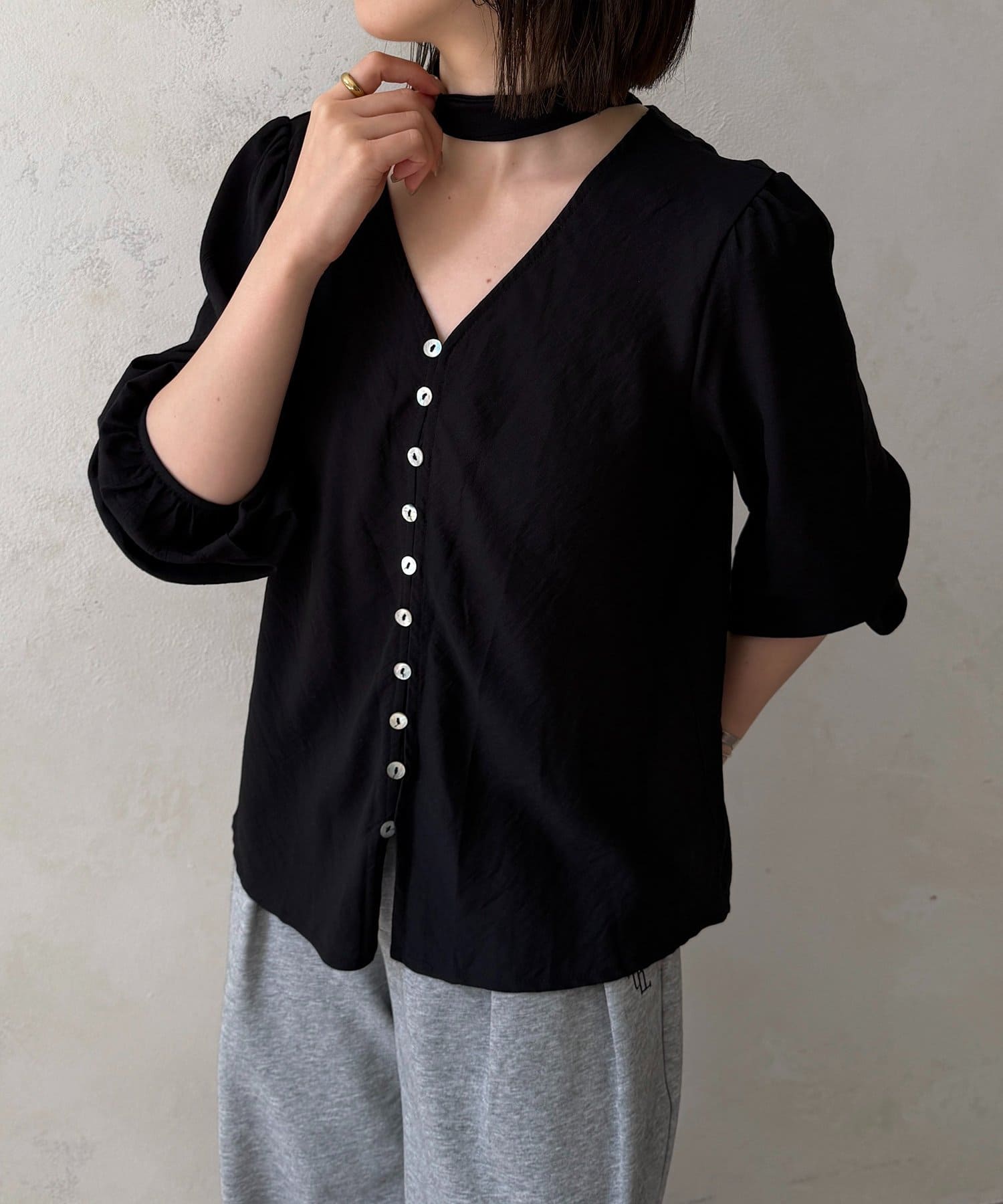 Thevon.(ゼヴォン) ボウタイ付きボタンデザインVネックブラウス