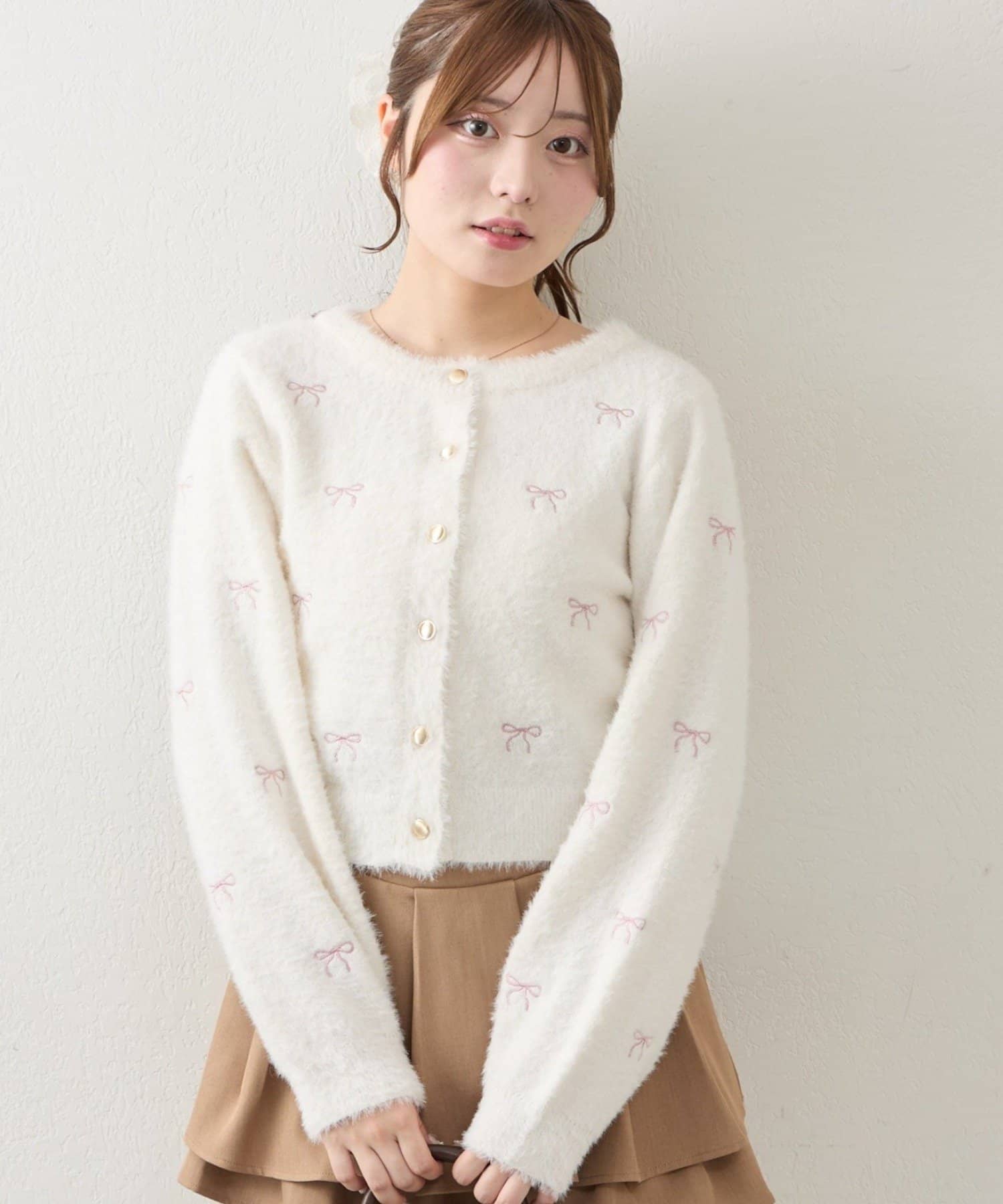NICE CLAUP / OLIVE des OLIVE OUTLET(ナイスクラップ  / オリーブ デ オリーブ アウトレット) 【ANOTHER BRANCH】フェザーリボン刺繍カーディガン