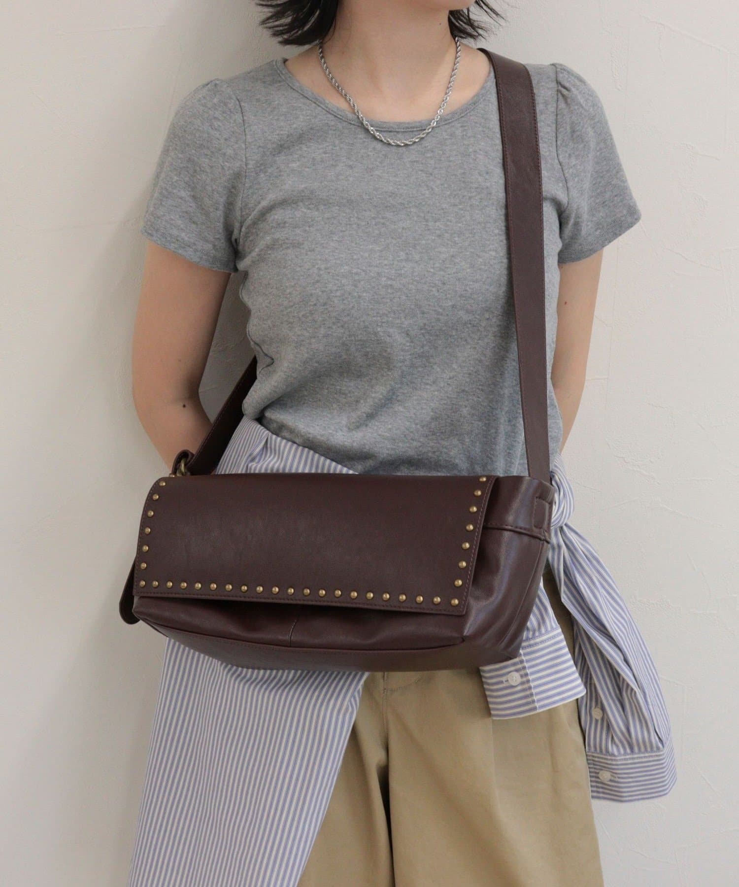 FREDY & GLOSTER(フレディ アンド グロスター) スタッズフラップ横長ショルダーバッグ