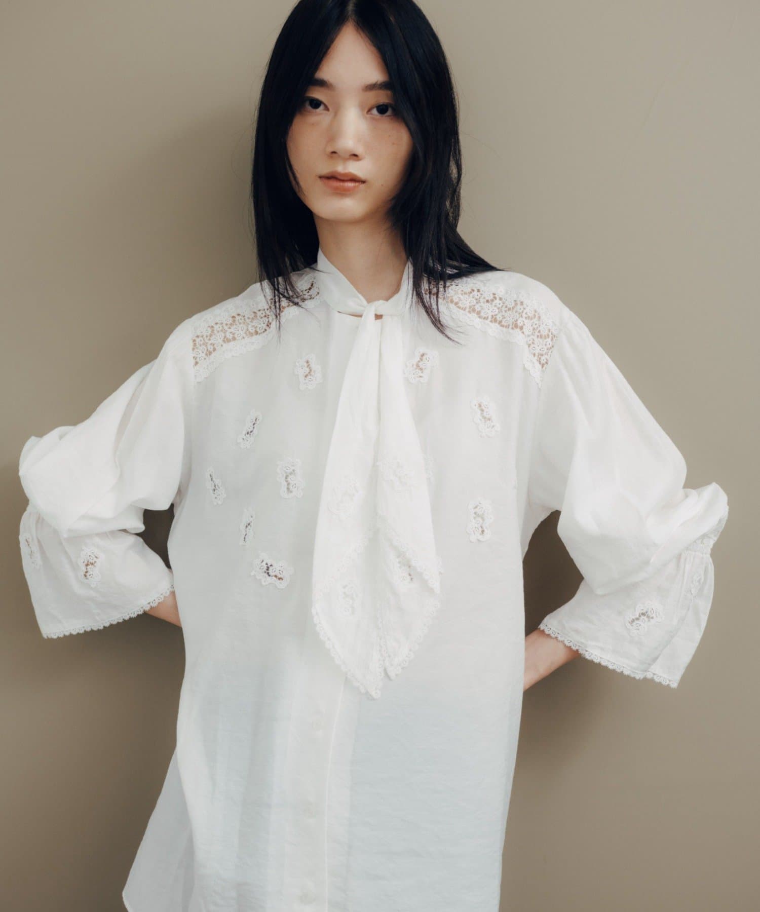 Pasterip(パセリ) Vintage motif lace tie blouse