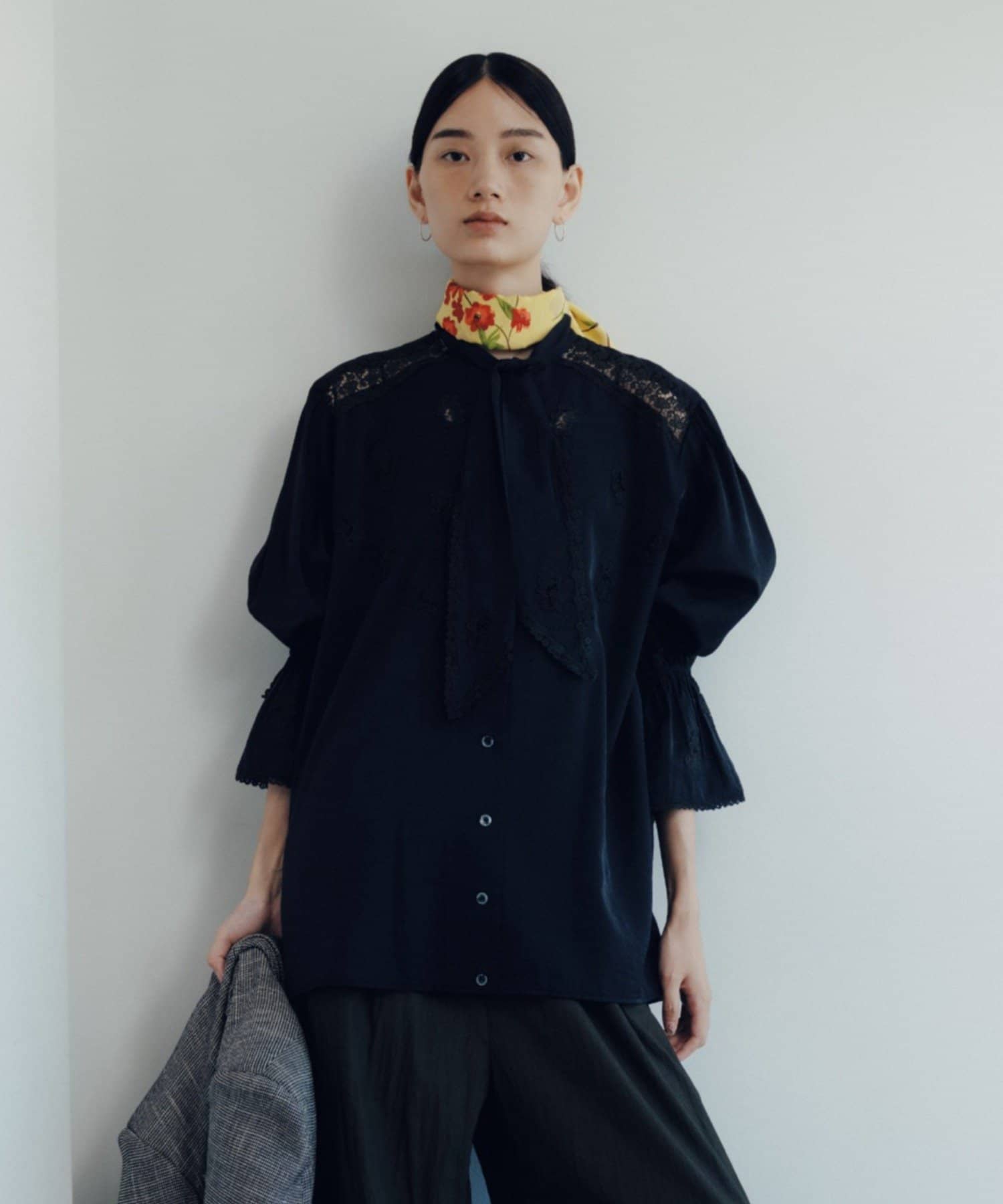Pasterip(パセリ) Vintage motif lace tie blouse