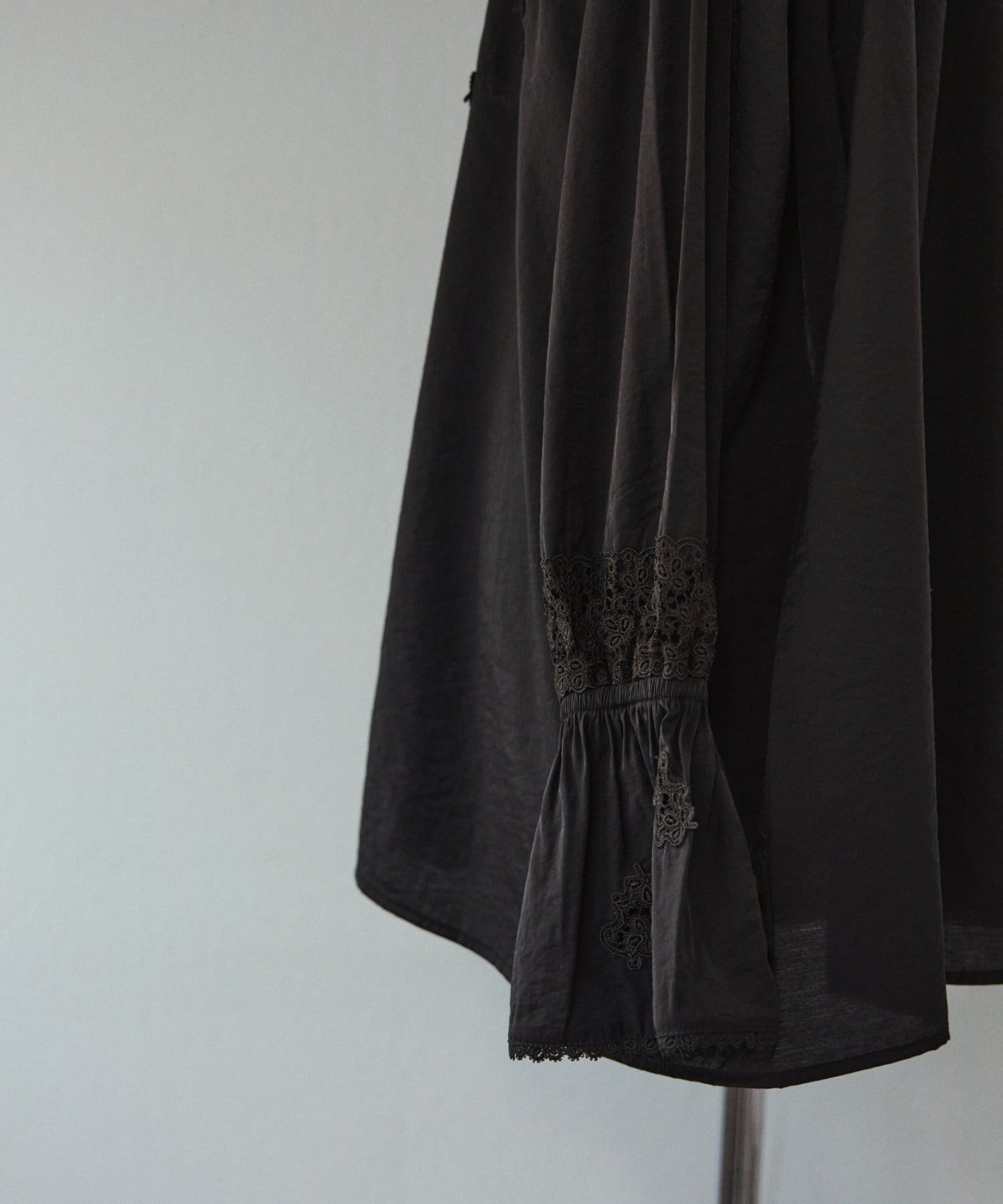 Pasterip(パセリ) Vintage motif lace tie blouse