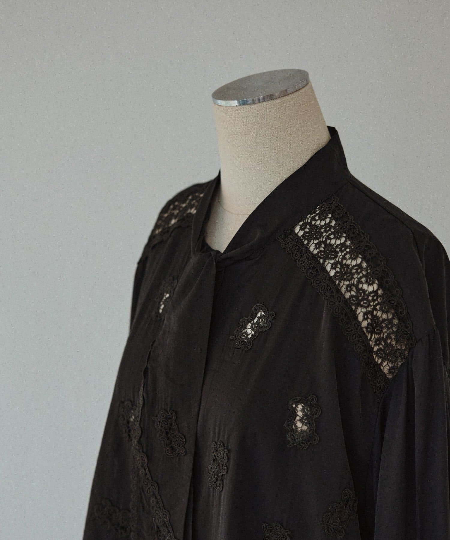 Pasterip(パセリ) Vintage motif lace tie blouse