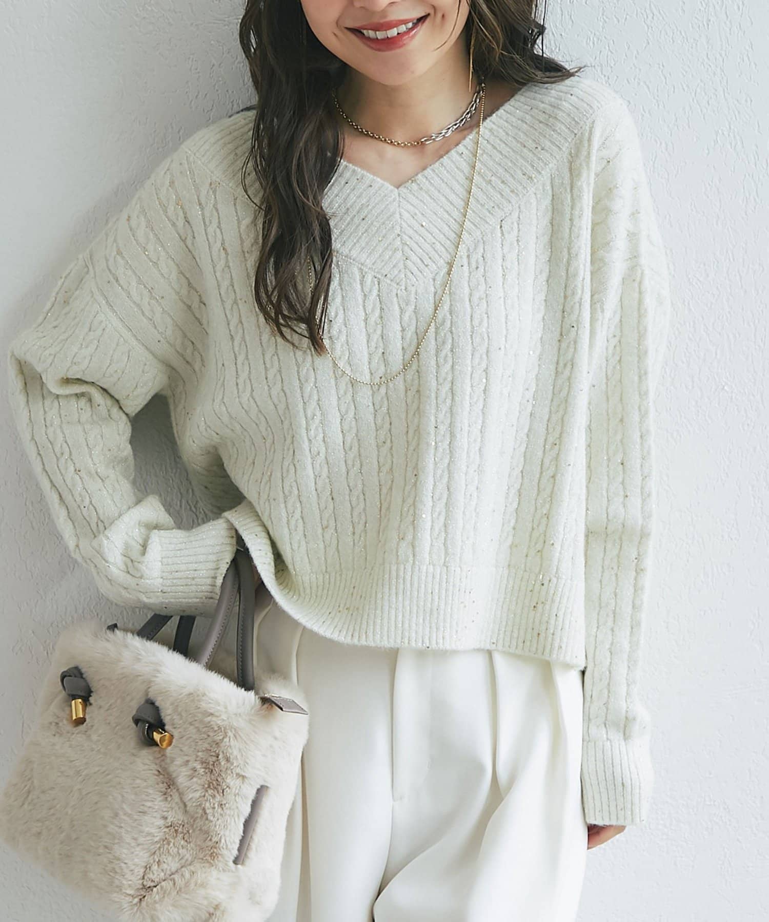 La boutique BonBon(ラブティックボンボン) スパンコールラメケーブルVネックニット