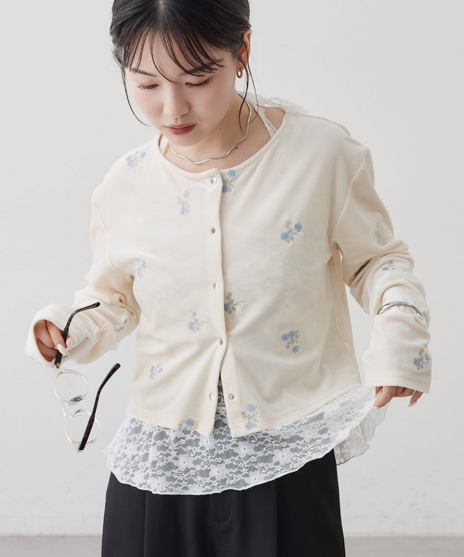 mystic(ミスティック) 【ベロア素材/刺繍がポイント】フラワーベロアカーディガン