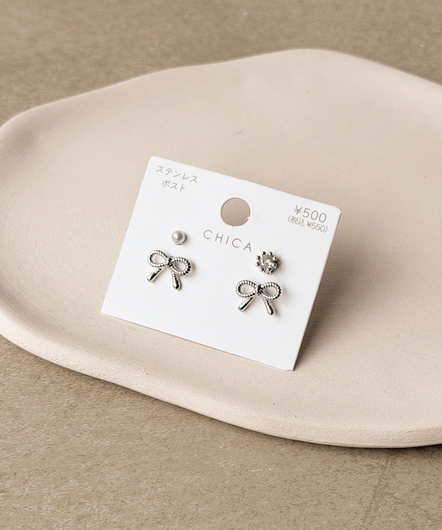 3COINS(スリーコインズ) 細リボンビジューピアス4個セット