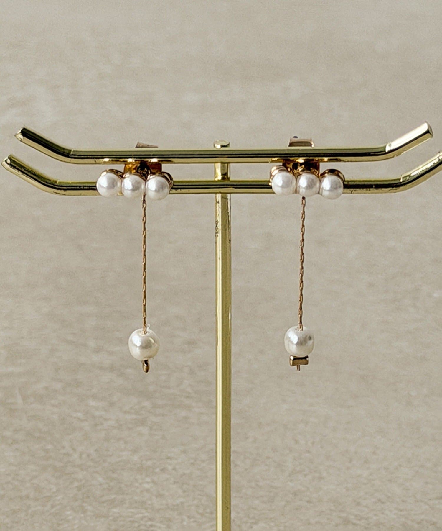 3COINS(スリーコインズ) 3連ミニパールスウィングキャッチピアス
