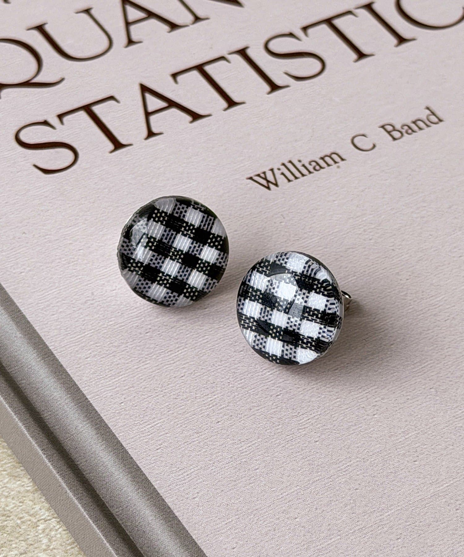3COINS(スリーコインズ) チェック丸ボタンピアス