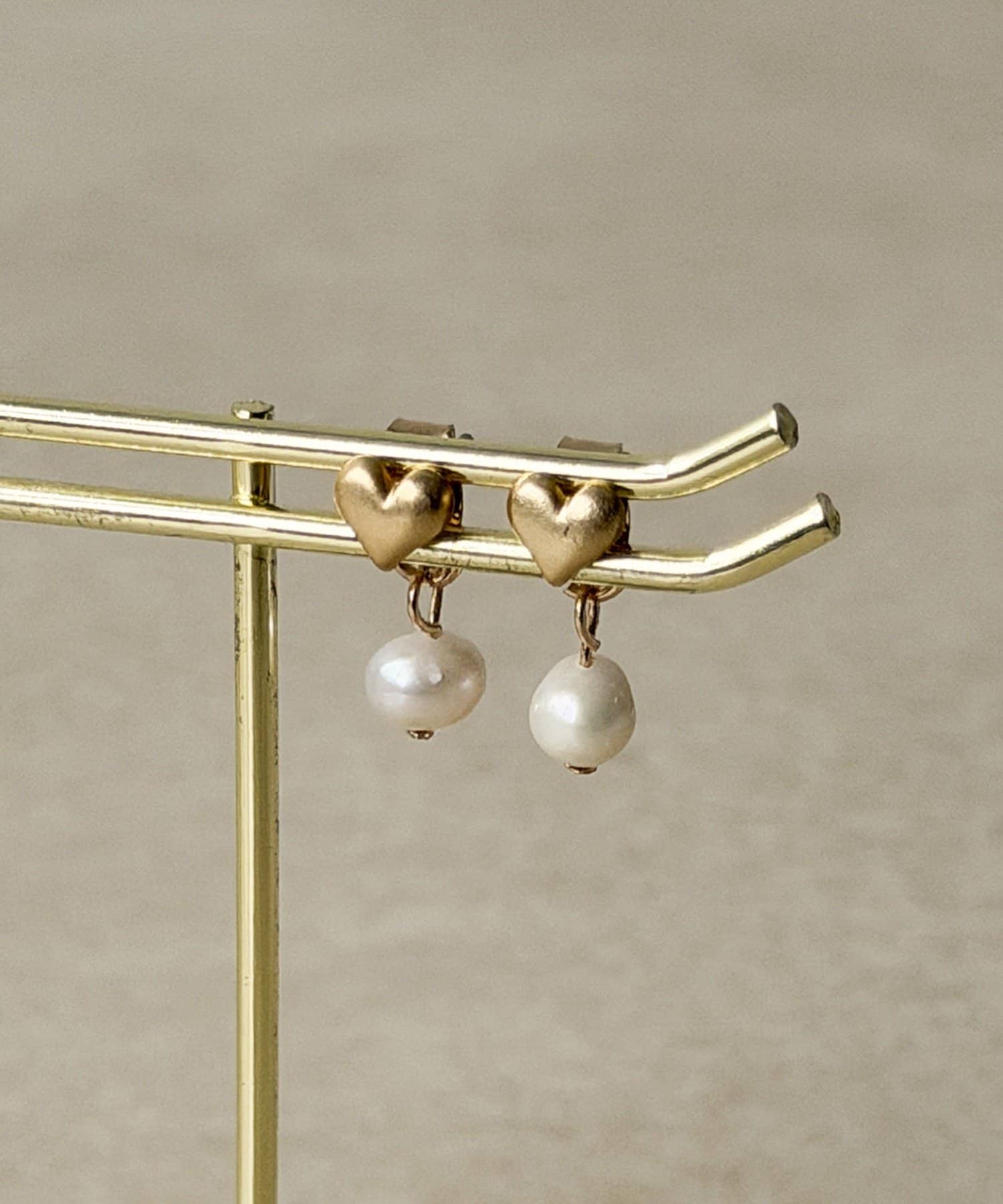 3COINS(スリーコインズ) ハートパールキャッチピアス