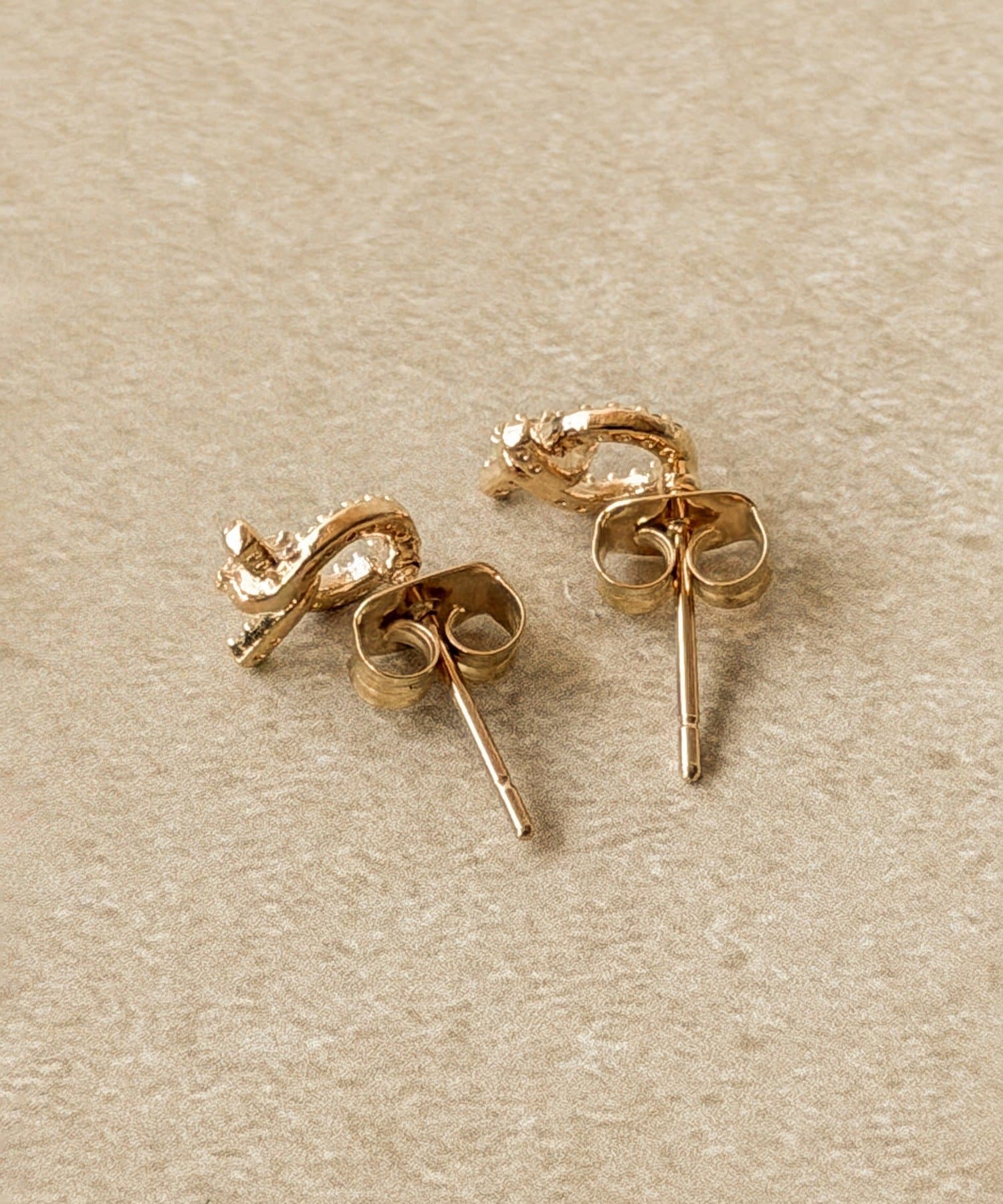 3COINS(スリーコインズ) ノットビジューリボンピアス