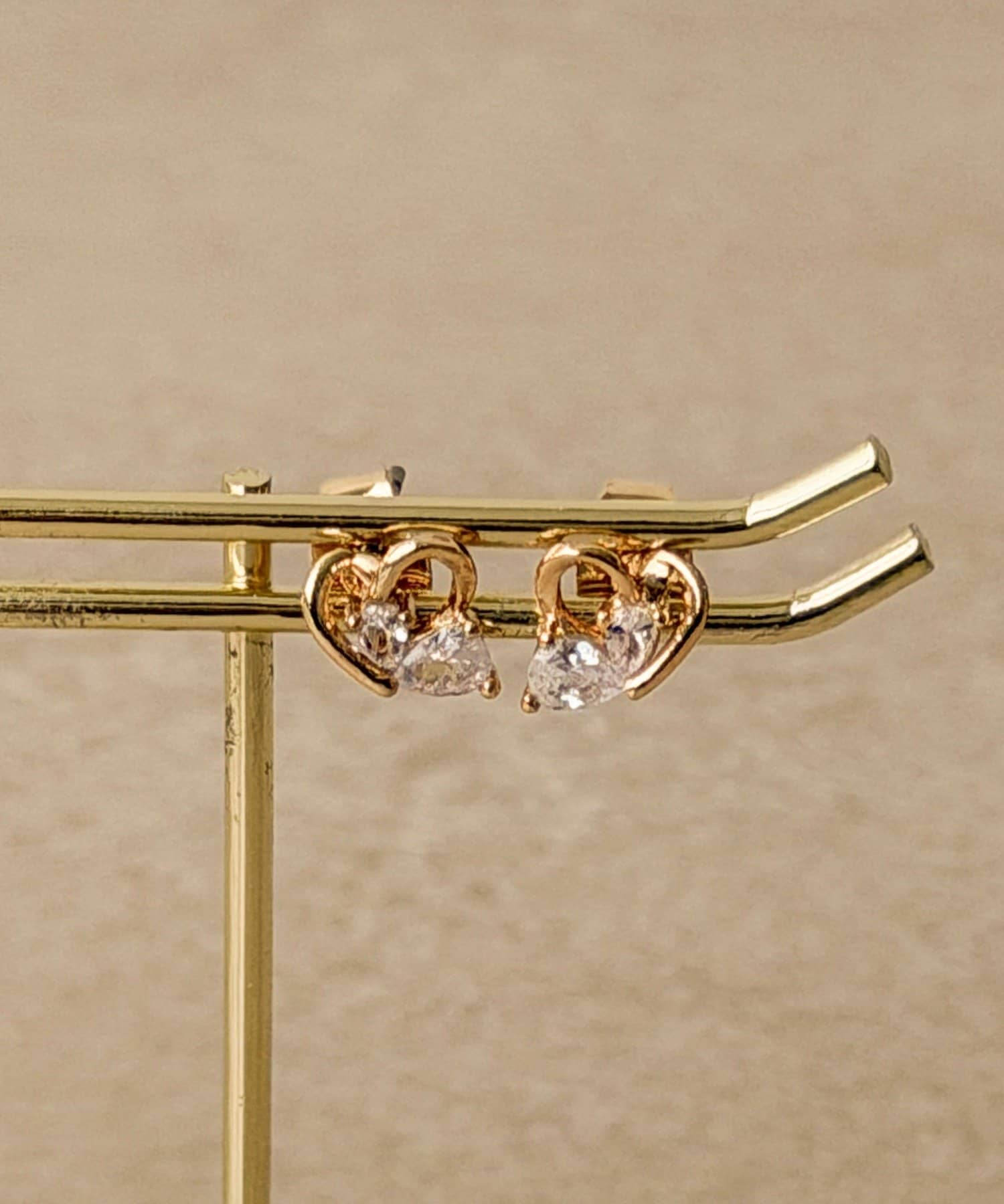 3COINS(スリーコインズ) 変形ハートビジューピアス