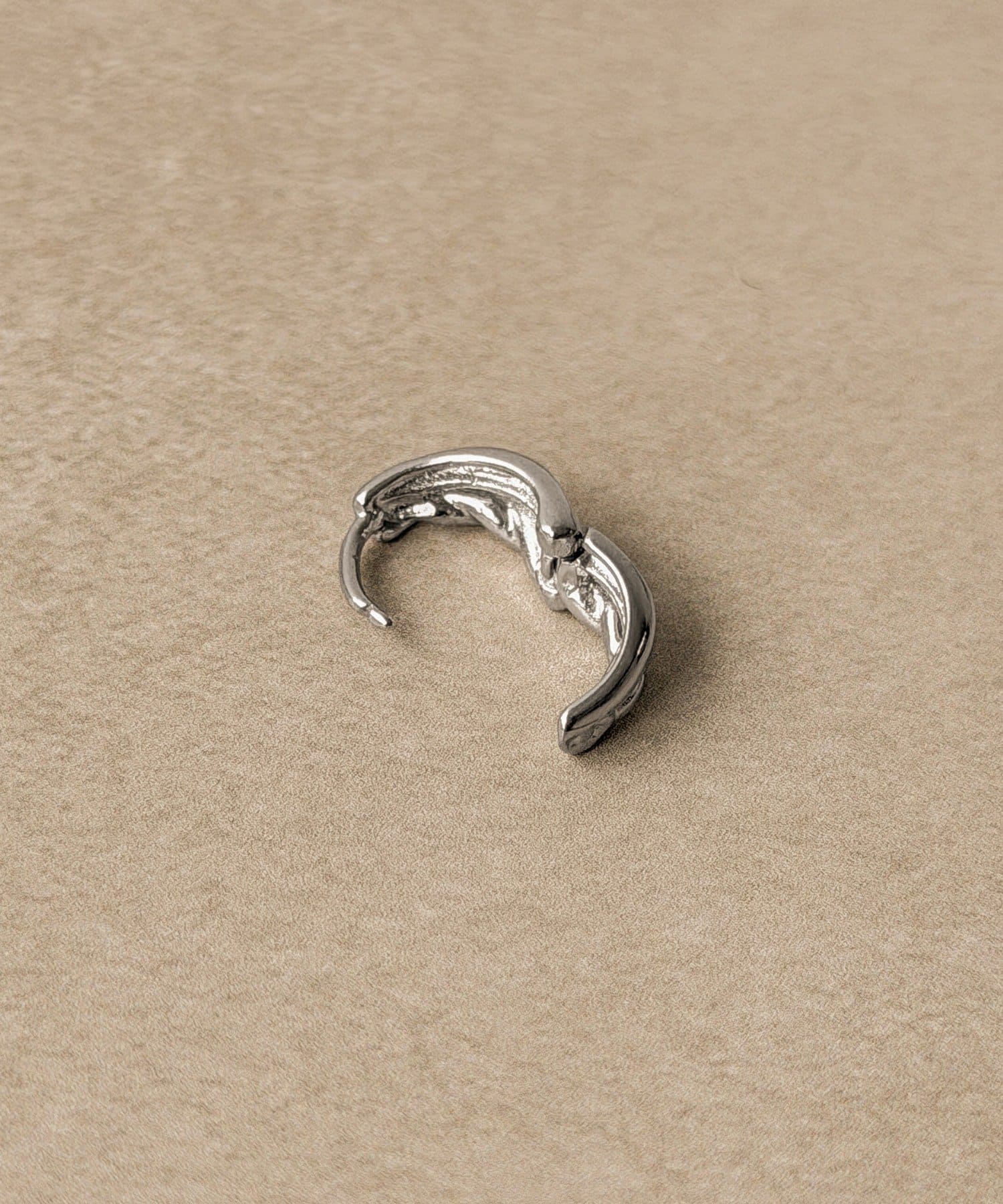 3COINS(スリーコインズ) 編み込みフープワンタッチピアス