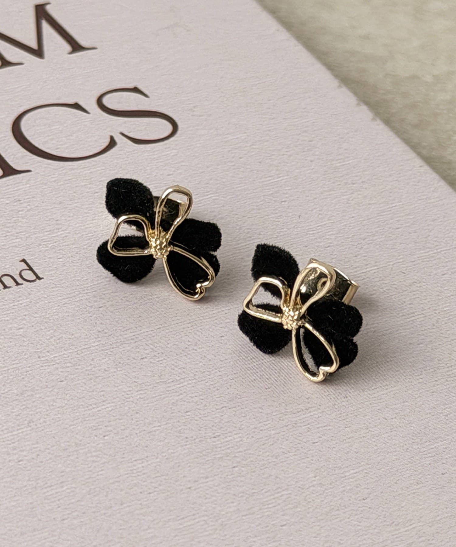 3COINS(スリーコインズ) ベロアフラワーピアス