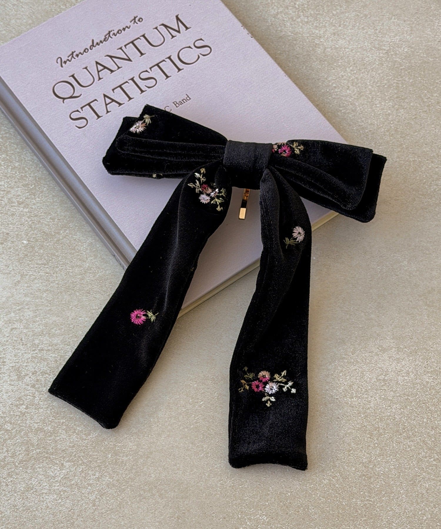 フラワー刺繍ベロアリボンフック | 3COINS(スリーコインズ)レディース