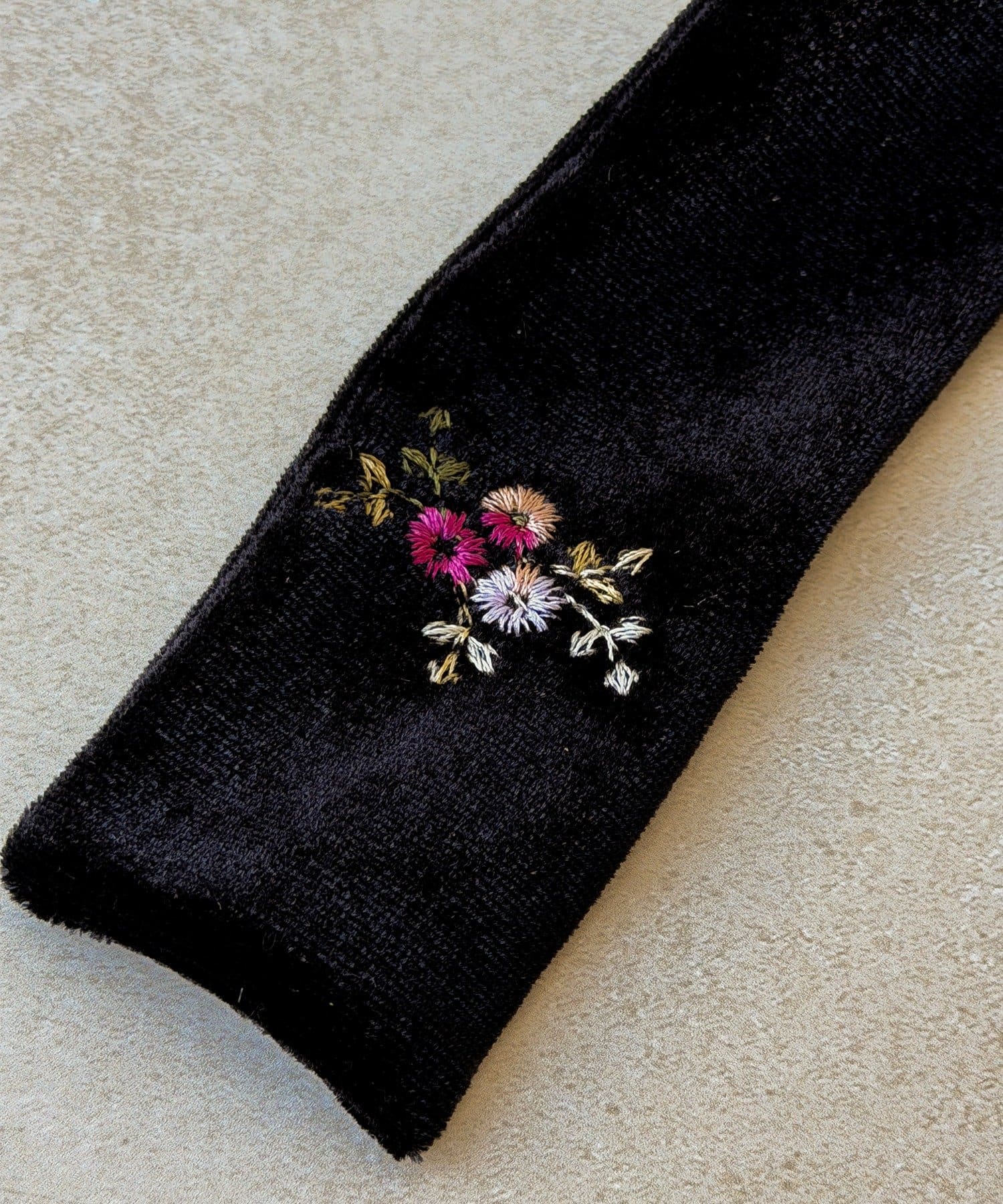3COINS(スリーコインズ) フラワー刺繍ベロアリボンフック