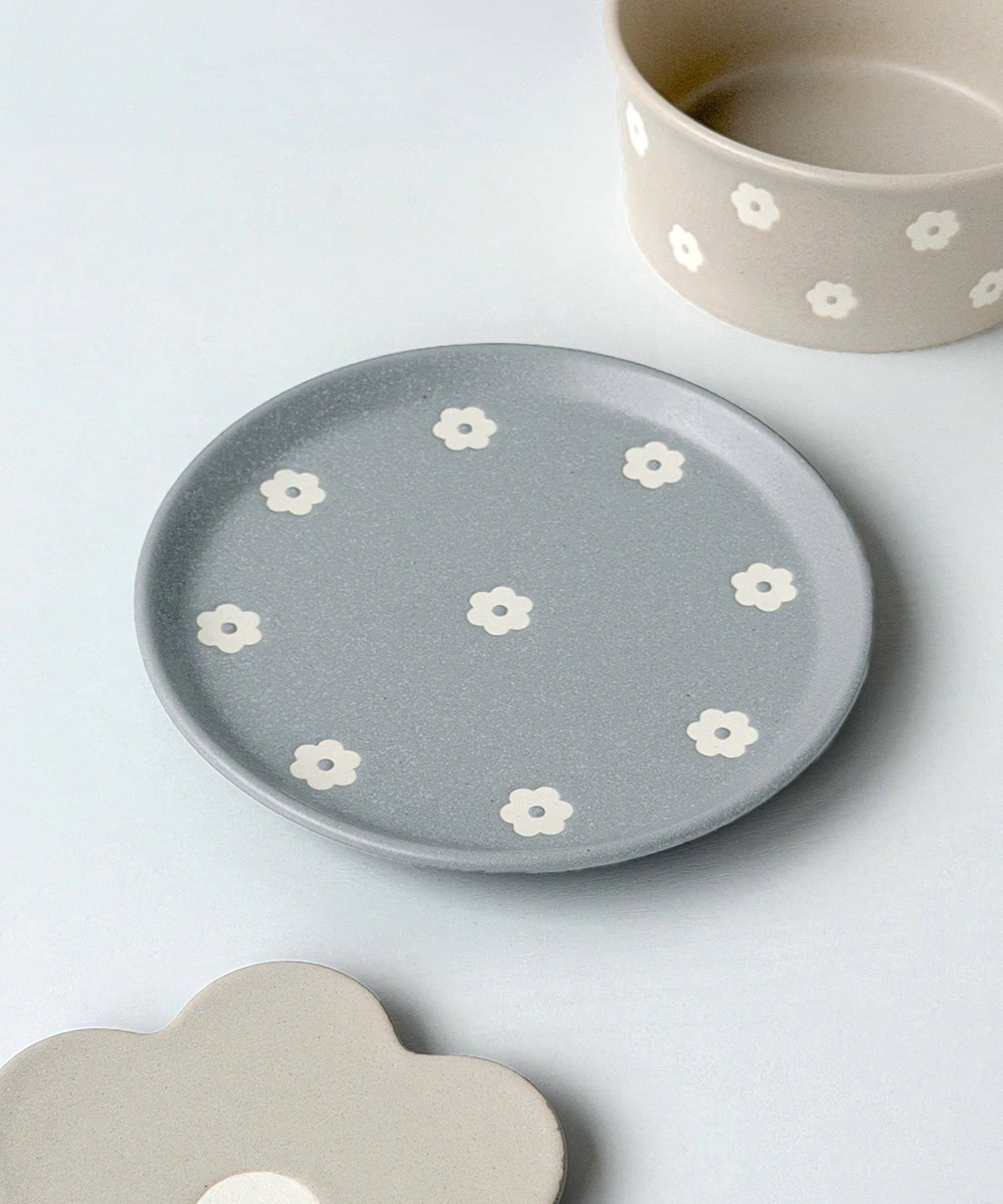 3COINS(スリーコインズ) 花柄プレート：16cm