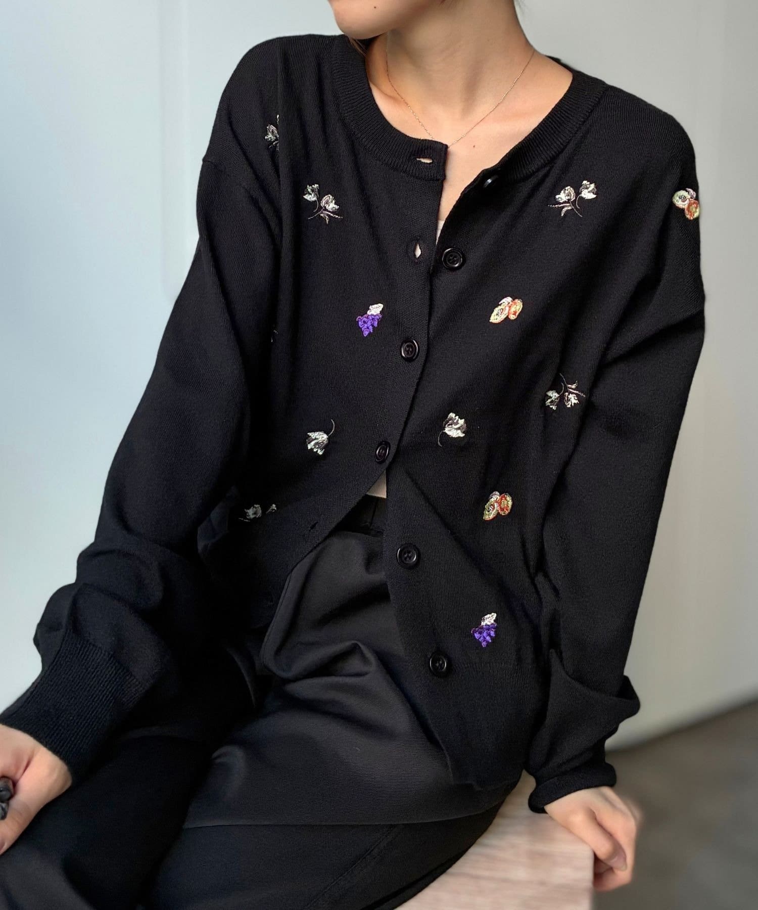 LOCUST(ローカスト) 【トレンドアイテム】フラワーフルーツ刺繍カーディガン