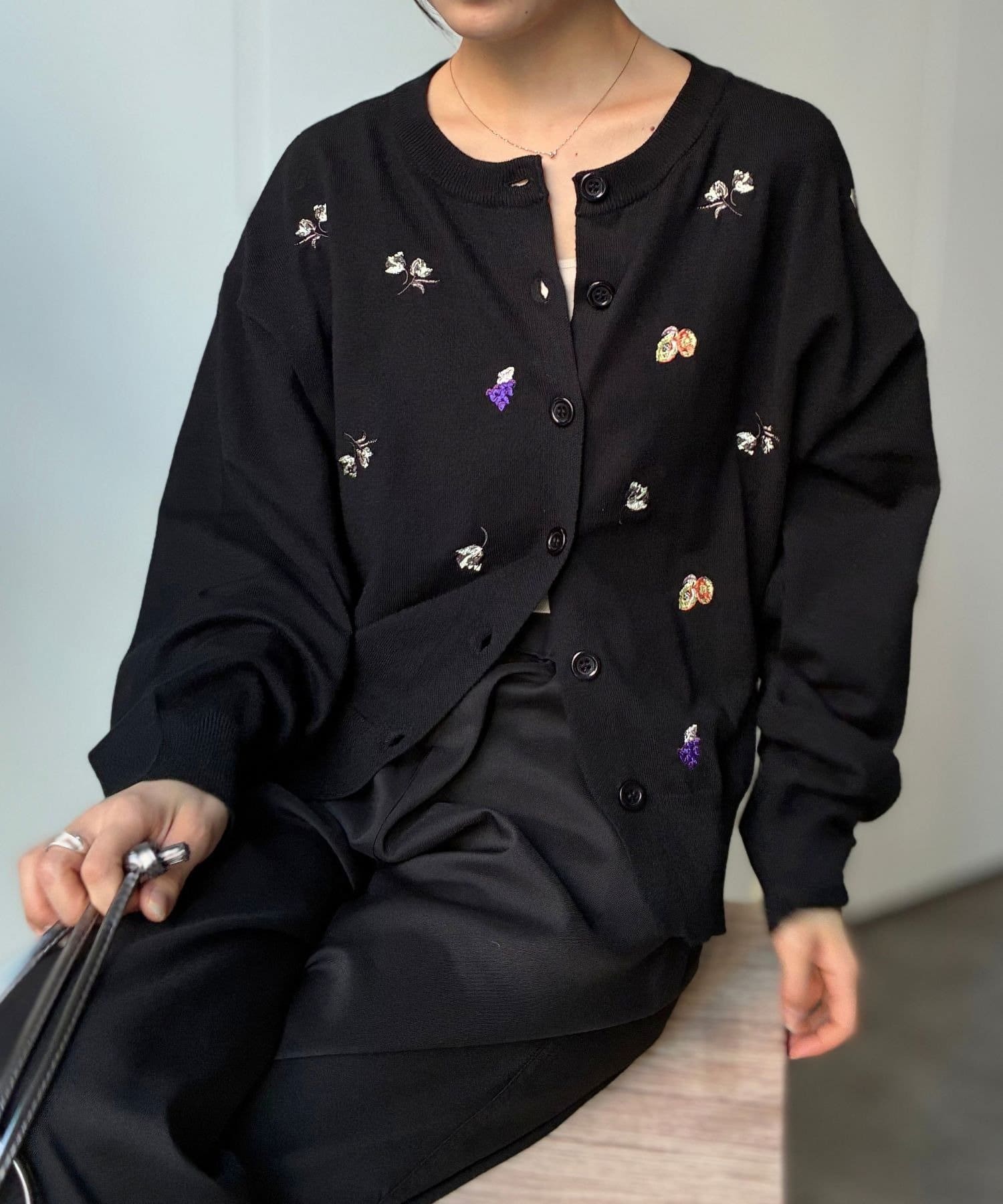 LOCUST(ローカスト) 【トレンドアイテム】フラワーフルーツ刺繍カーディガン
