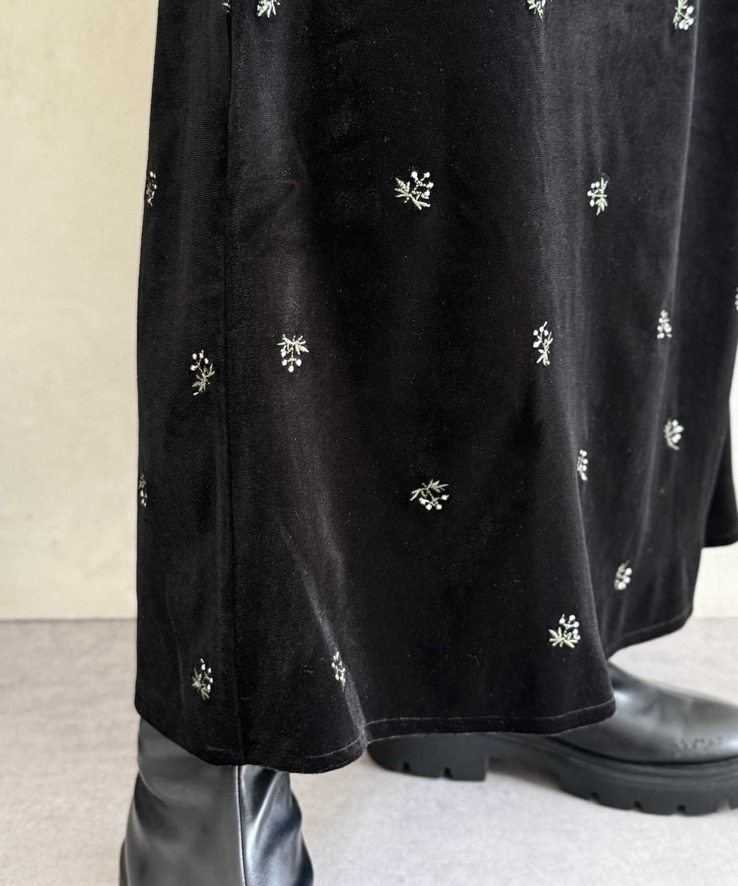CPCM(シーピーシーエム) 【セットアップ着用可】小花刺繍ベロアナロースカート