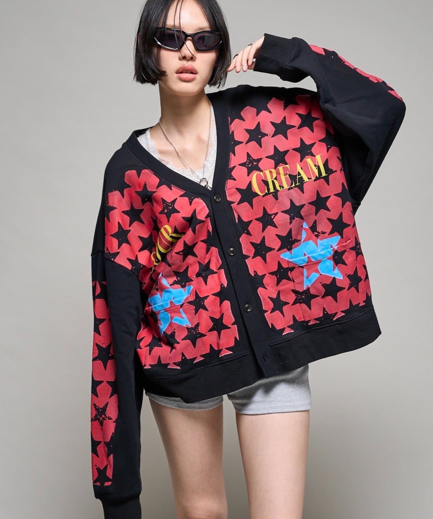 WHO’S WHO gallery(フーズフーギャラリー) 【26AW LOOK掲載品番】【Sourcream】総柄スターカーディガン