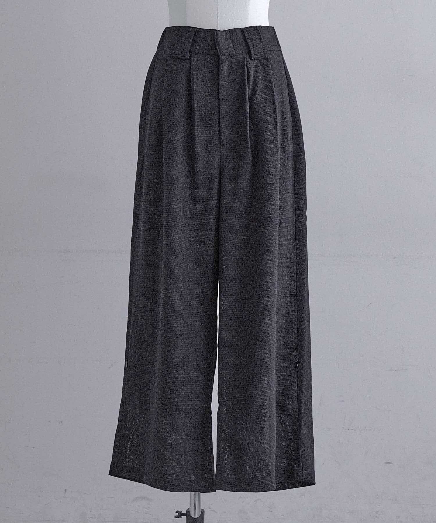Pasterip(パセリ) KARAMI tuck pants