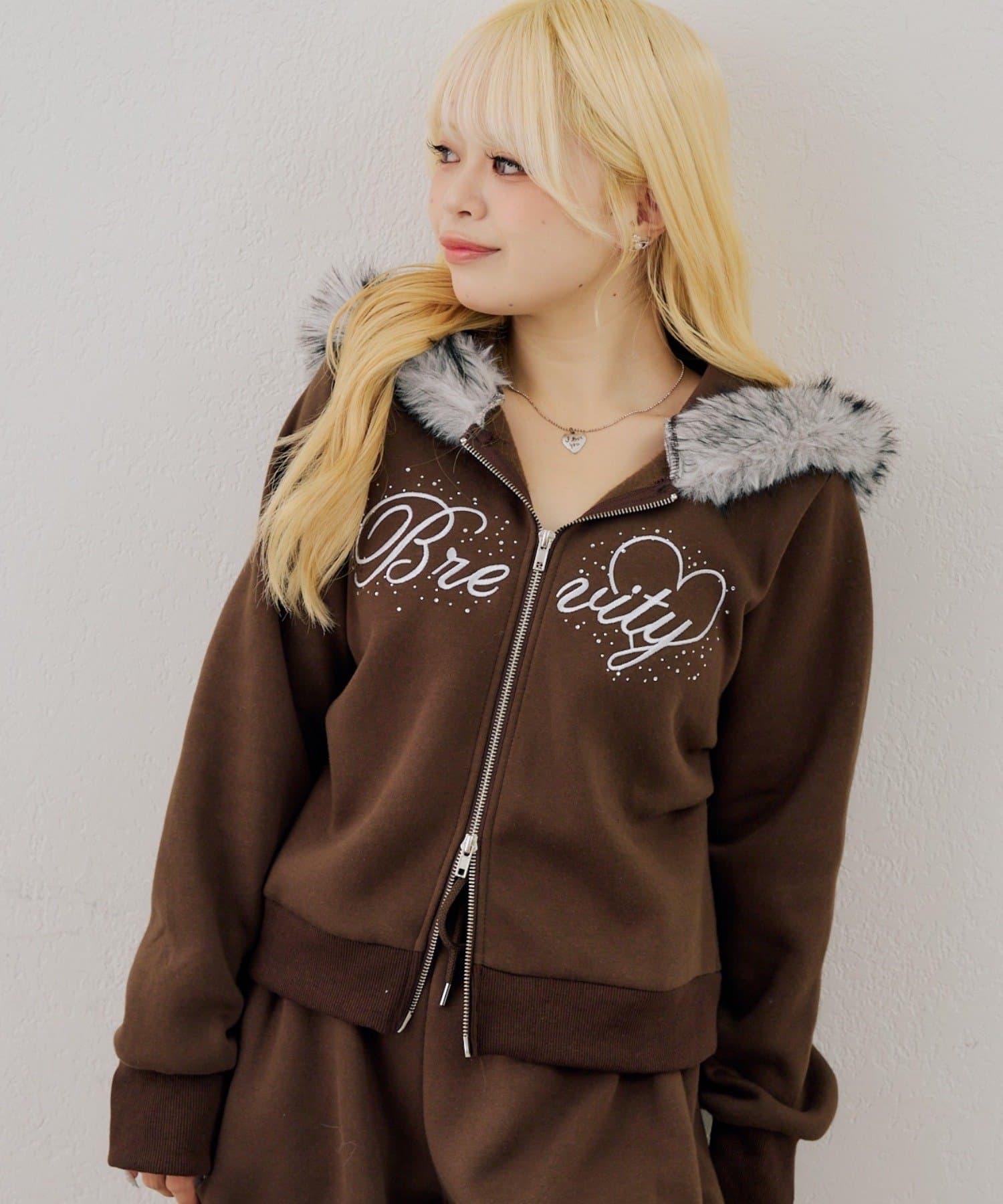 NICE CLAUP / OLIVE des OLIVE OUTLET(ナイスクラップ  / オリーブ デ オリーブ アウトレット) 【continuer】刺繍ロゴフェイクファーショートパーカー