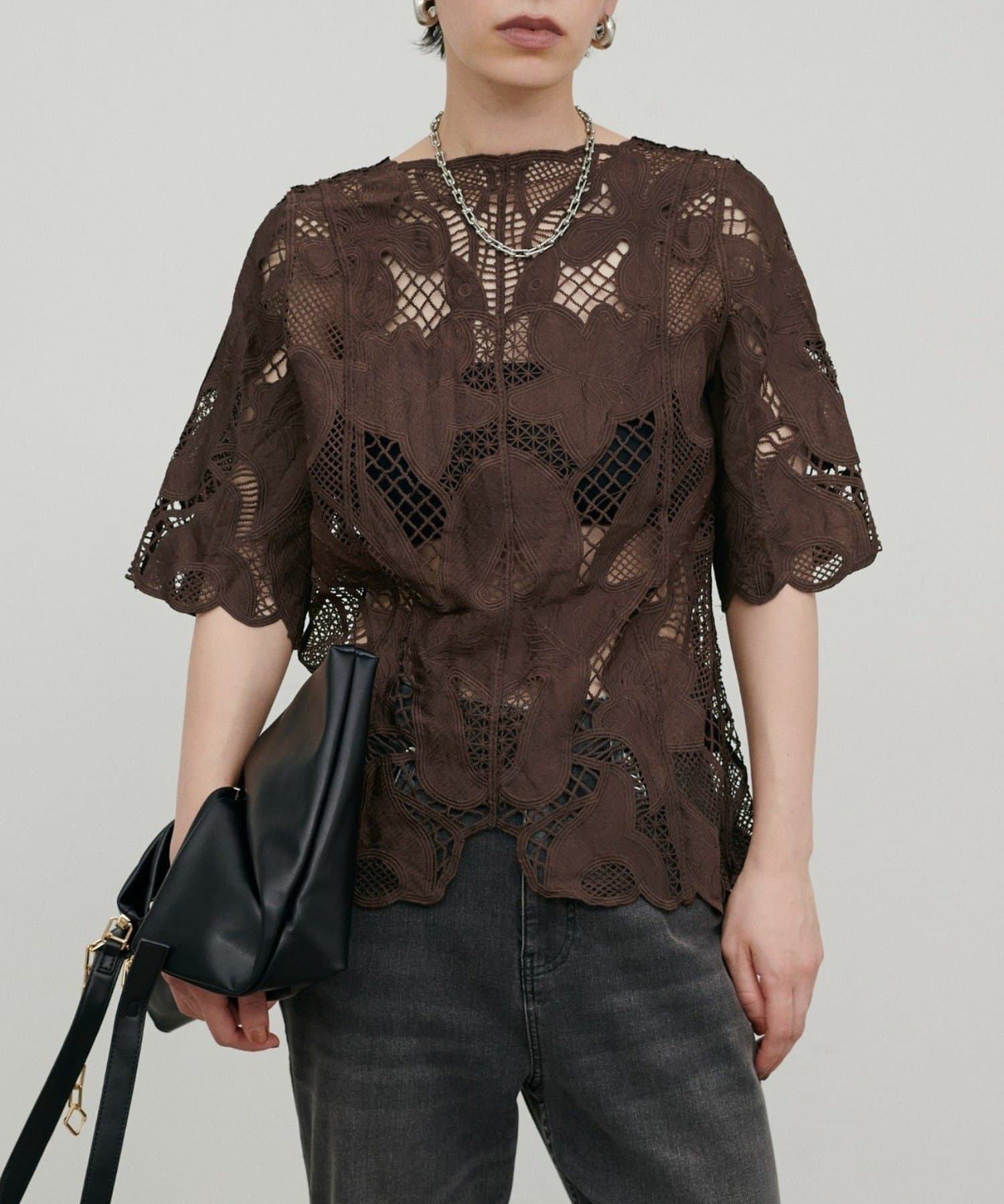 NICE CLAUP / OLIVE des OLIVE OUTLET(ナイスクラップ  / オリーブ デ オリーブ アウトレット) 【LARUTA】フラワー刺繡パネル切替半袖ブラウス