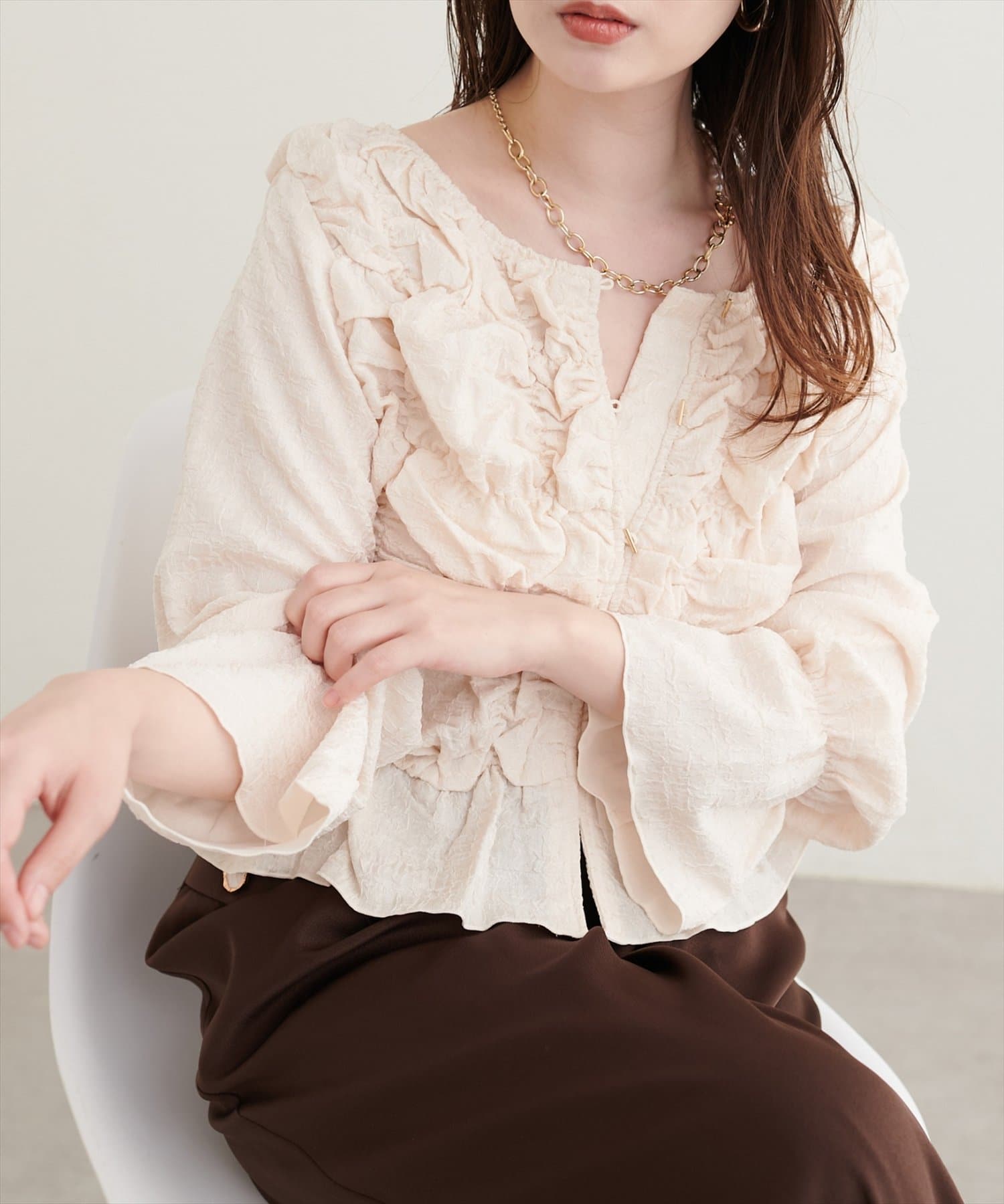 natural couture(ナチュラルクチュール) バー釦くしゅくしゅシャーリングブラウス