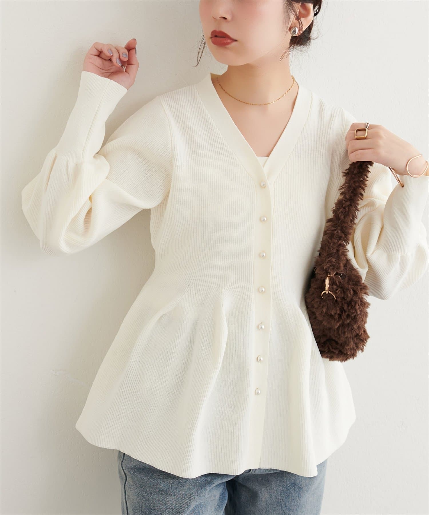 natural couture(ナチュラルクチュール) パール釦ペプラムポリニット