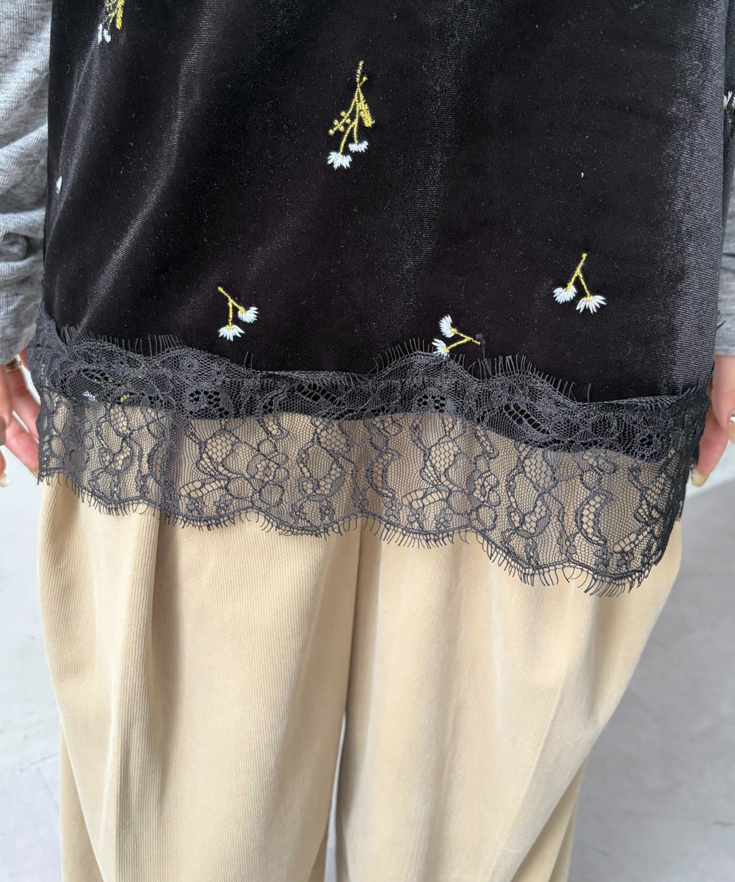 Thevon.(ゼヴォン) ベロアレース刺繍キャミ