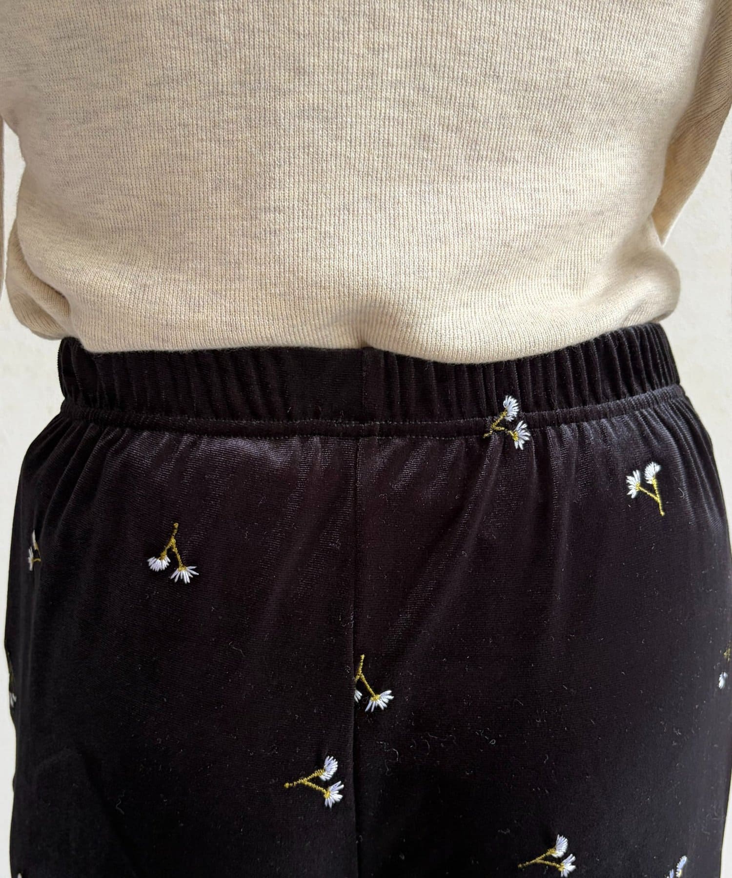 Thevon.(ゼヴォン) ベロア刺繍セミフレアパンツ