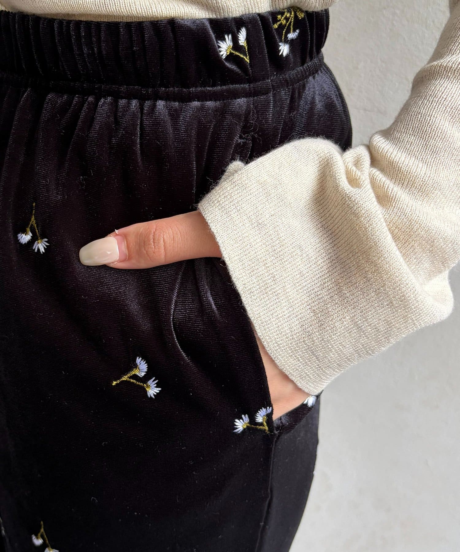 Thevon.(ゼヴォン) ベロア刺繍セミフレアパンツ