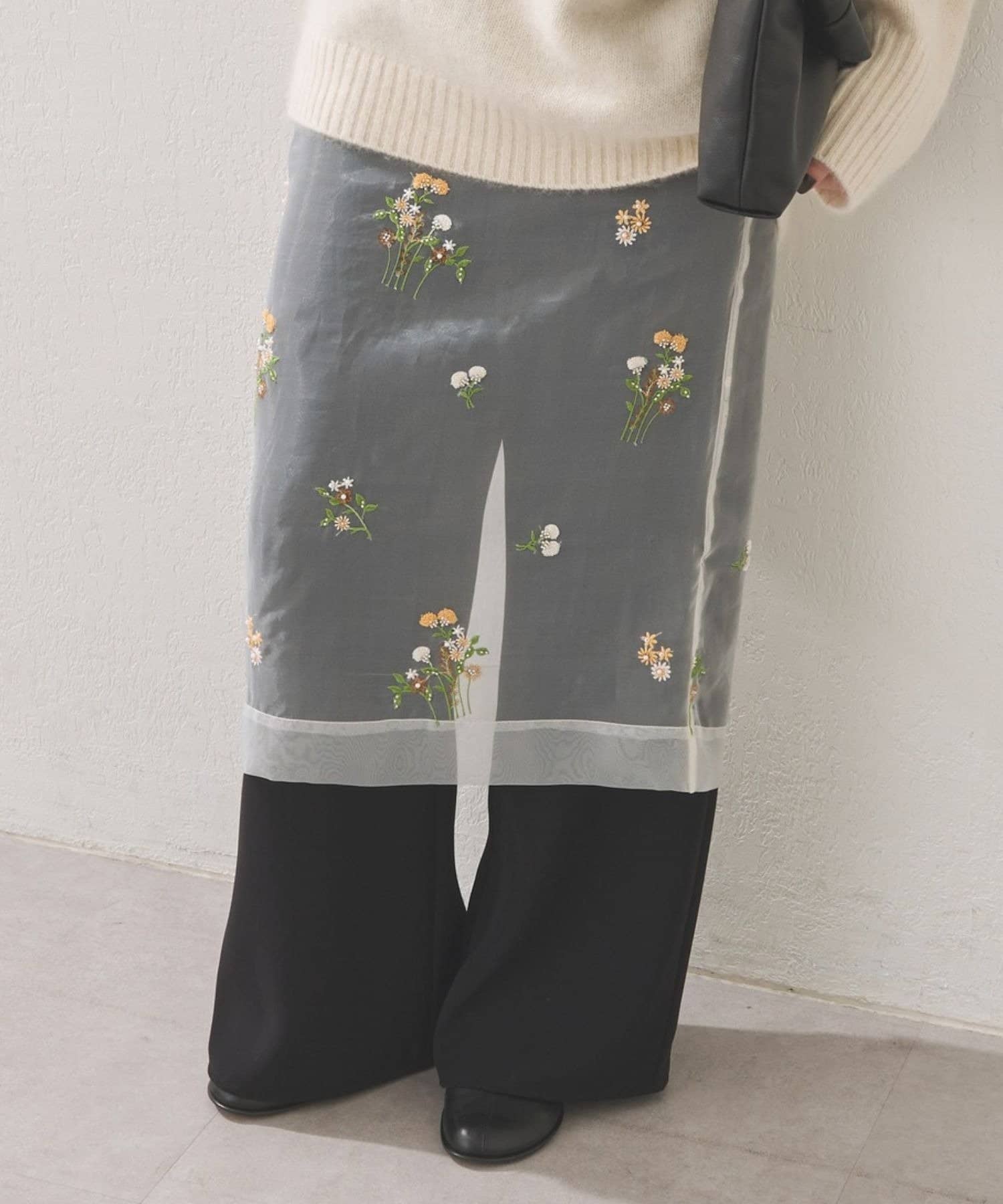 ビジュー刺繍スカート