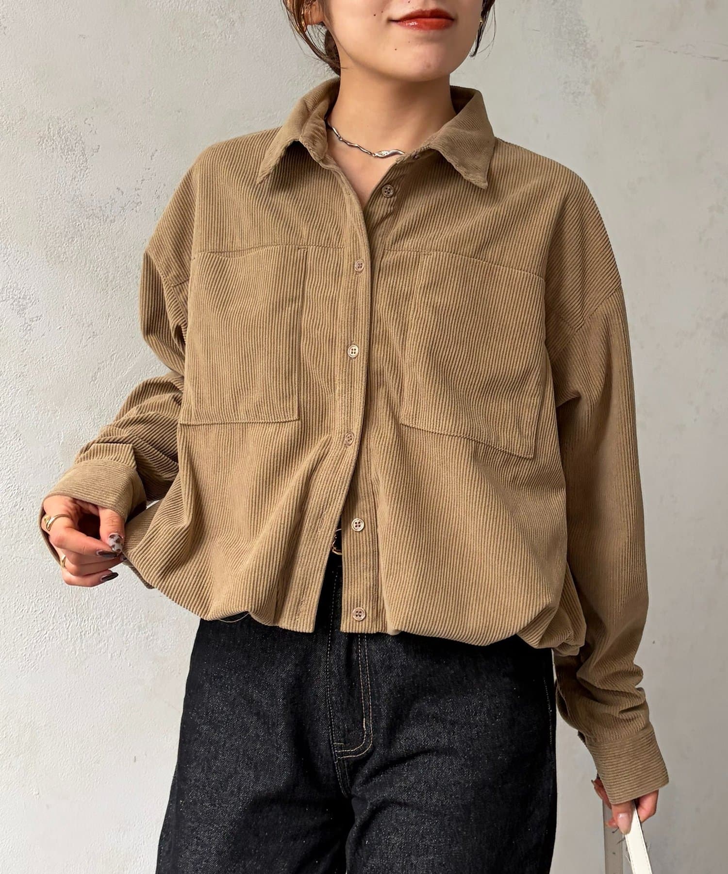 Thevon.(ゼヴォン) 裾バルーンコーデュロイシャツ