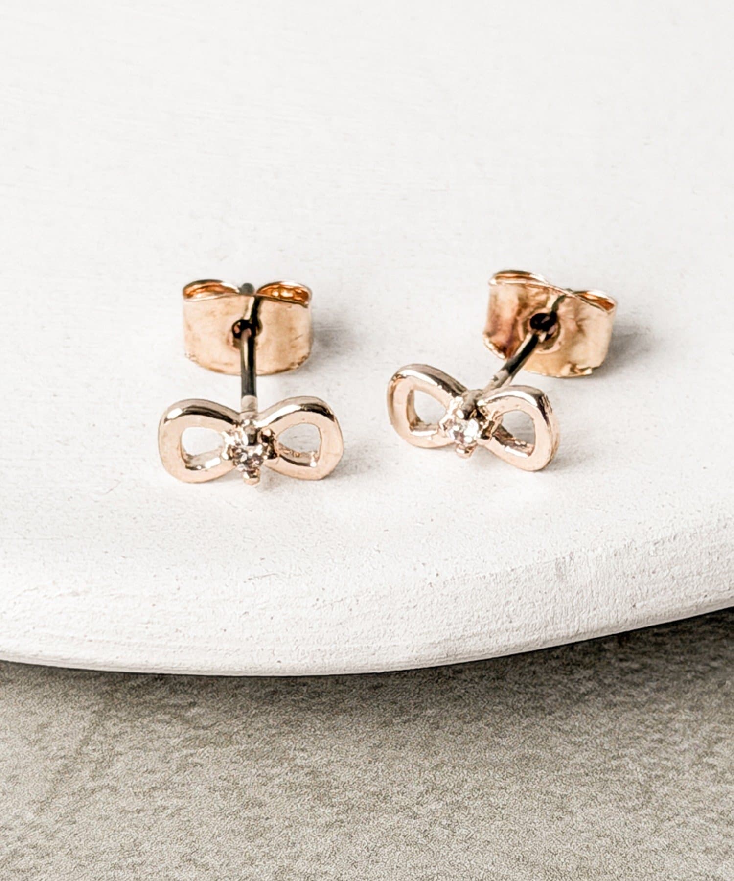 3COINS(スリーコインズ) オープンリボンピアス