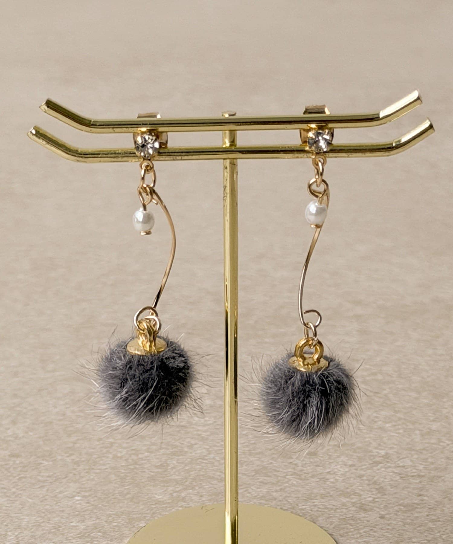 3COINS(スリーコインズ) ファーウェーブピアス