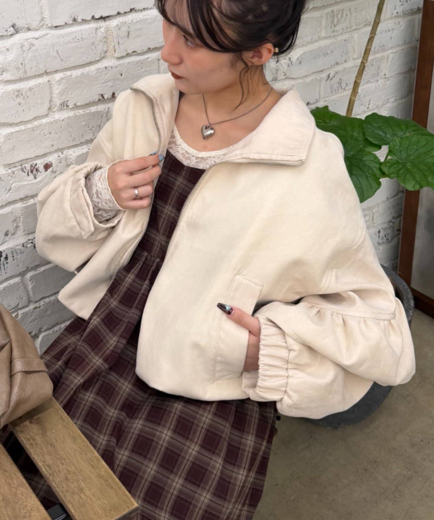 w closet(ダブルクローゼット) 【選べる着丈！Sサイズ・Mサイズ展開】スウェードライクフリルブルゾン