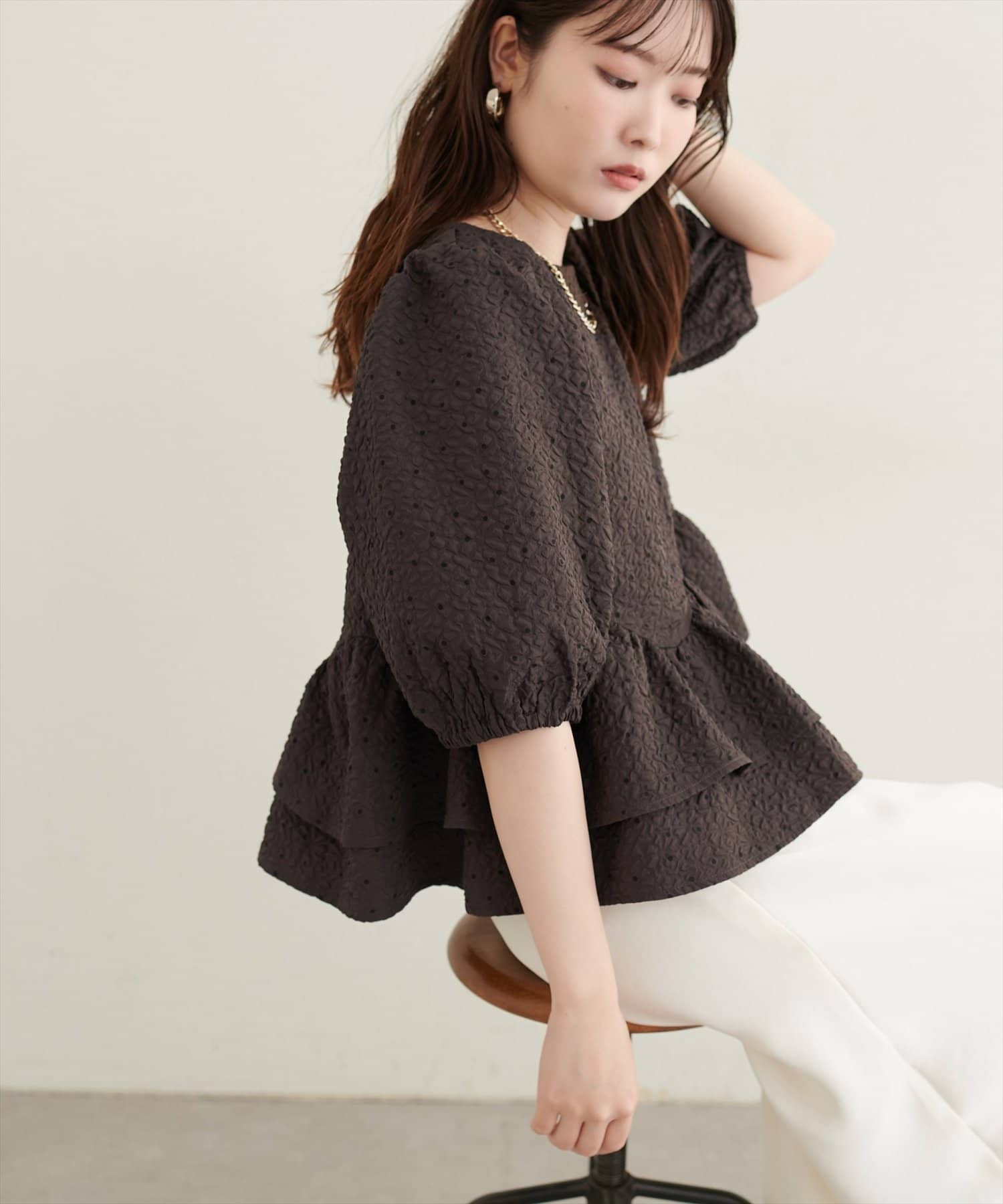 natural couture(ナチュラルクチュール) エンボスドットパフブラウス