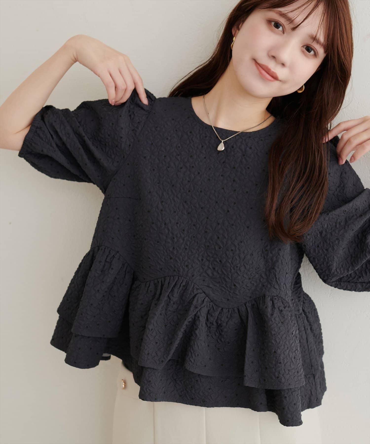 natural couture(ナチュラルクチュール) エンボスドットパフブラウス