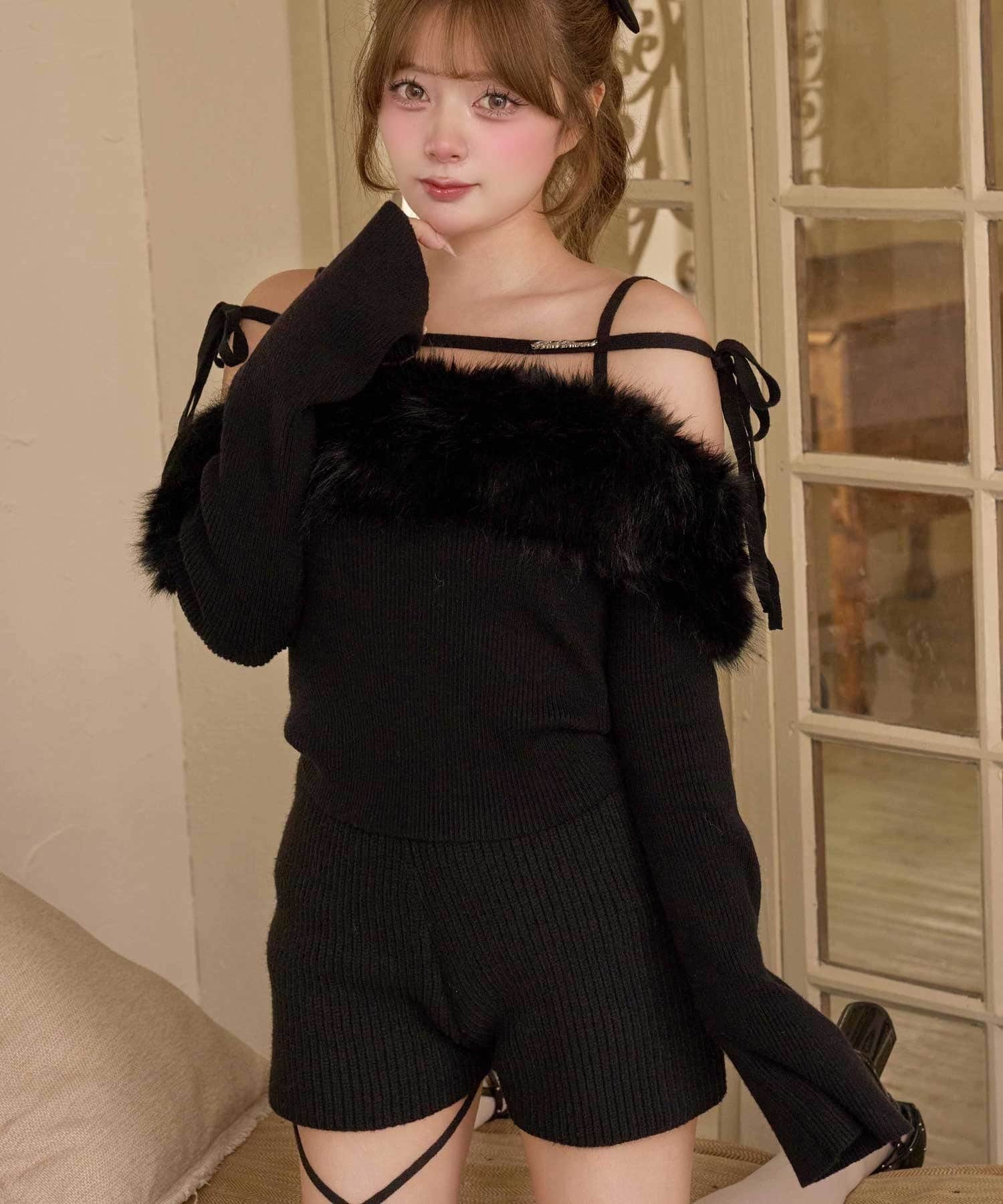 Belle Charme(ベルシャルム) Fur Ribbon Off-shoulder  Knit