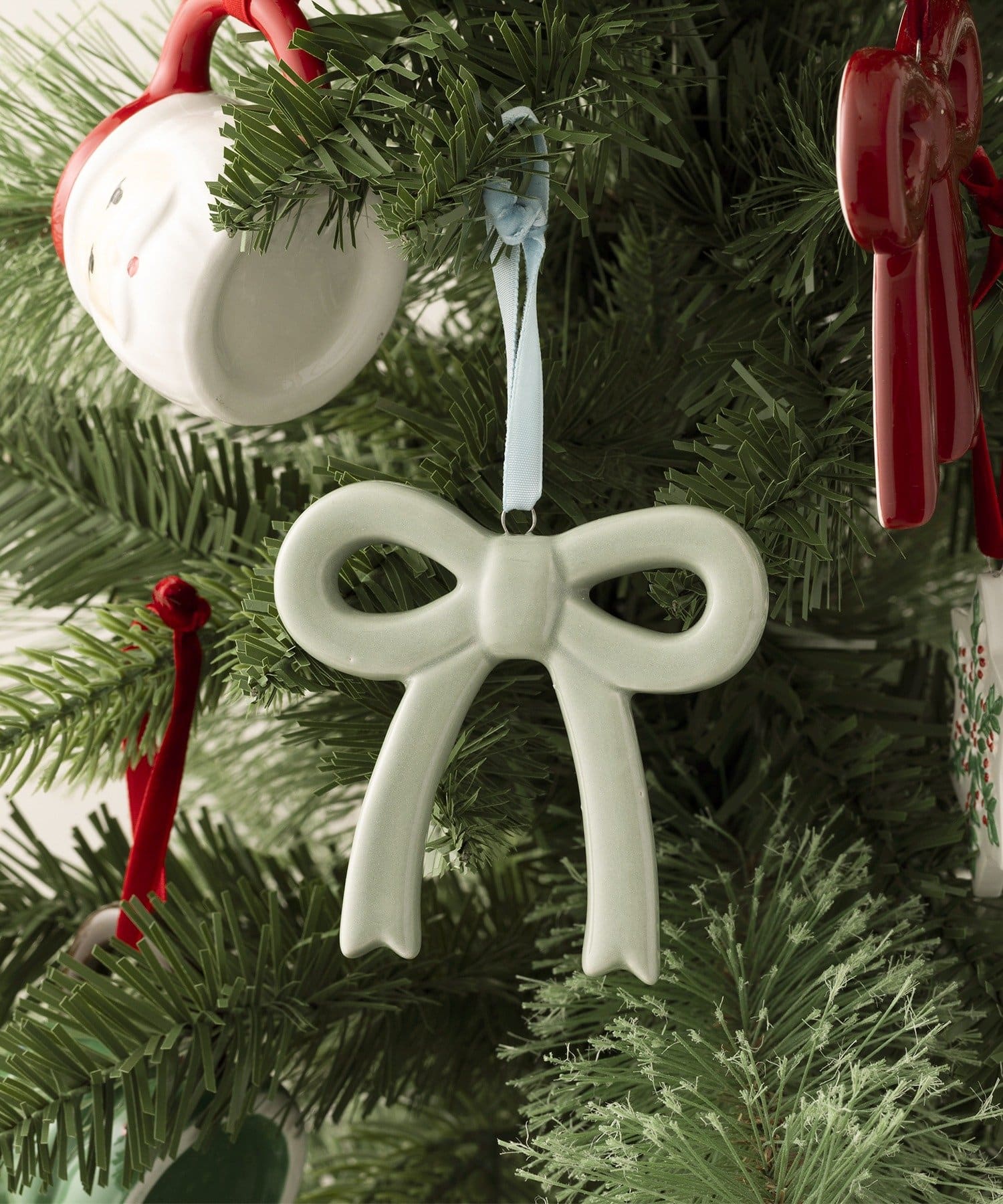 3COINS(スリーコインズ) 陶器リボンオーナメント／クリスマス