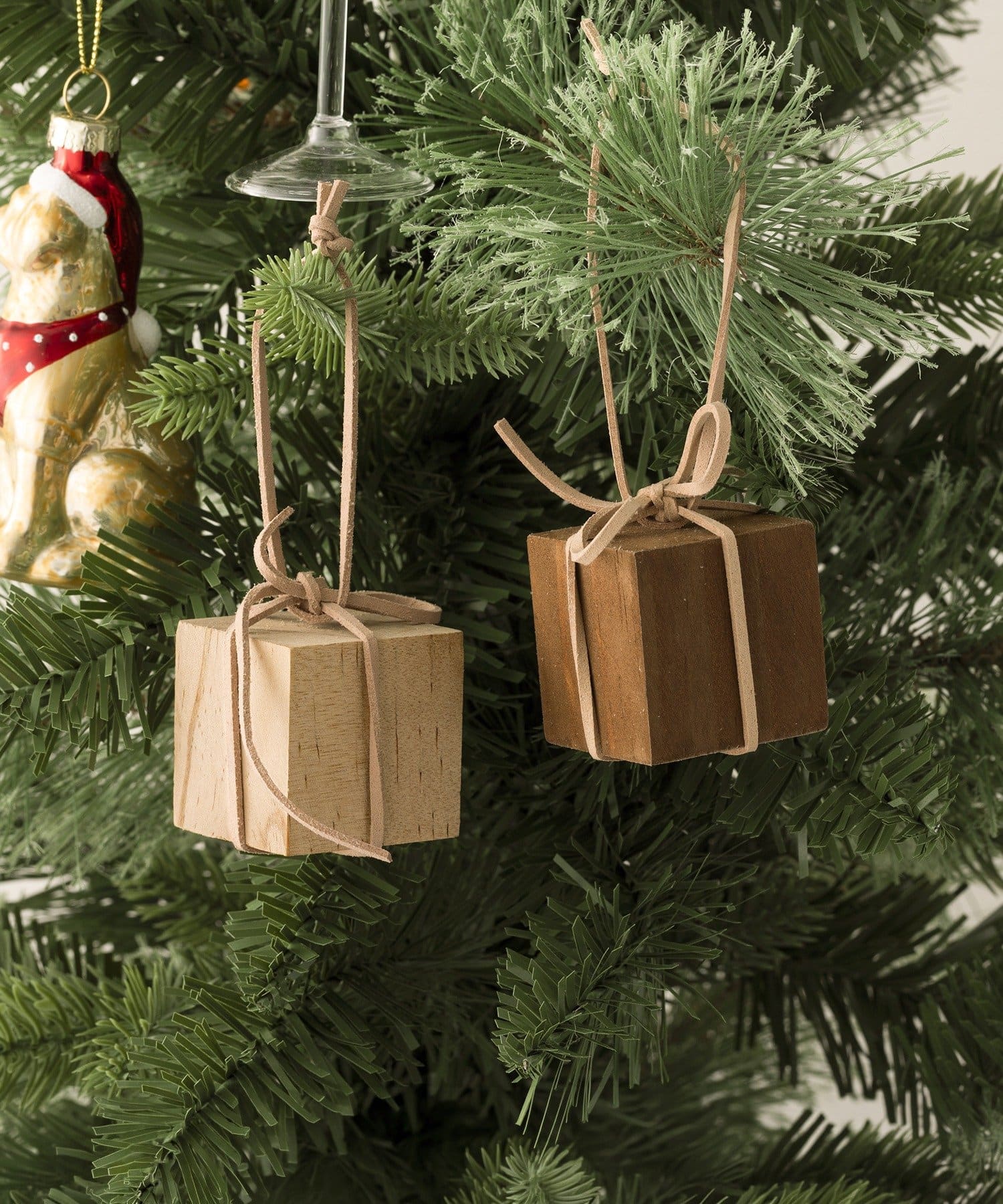 3COINS(スリーコインズ) 木製ギフトボックスオーナメント2個セット／クリスマス