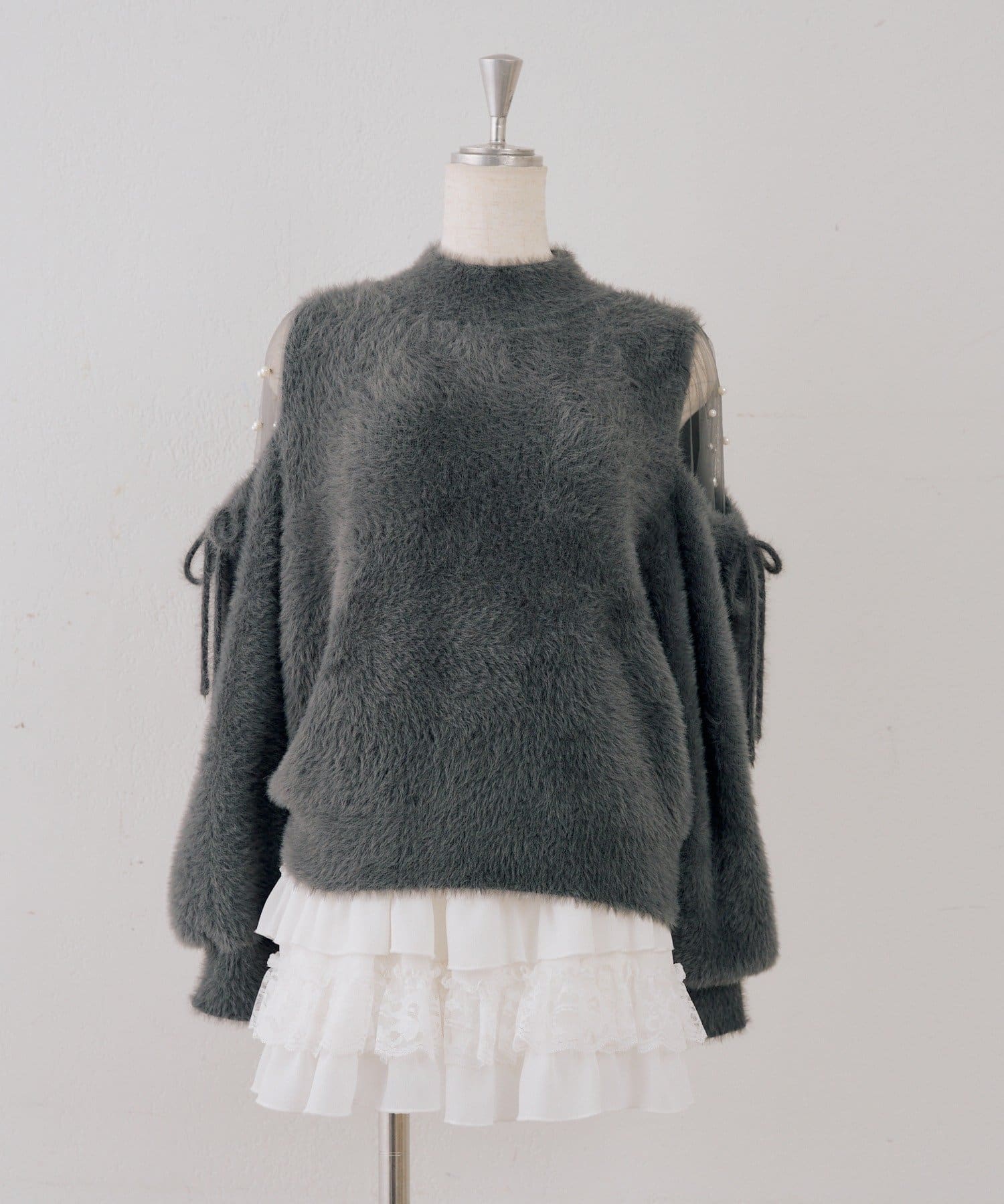 NICE CLAUP / OLIVE des OLIVE OUTLET(ナイスクラップ  / オリーブ デ オリーブ アウトレット) 【ANOTHER BRANCH】フェザー肩あきチュールニット