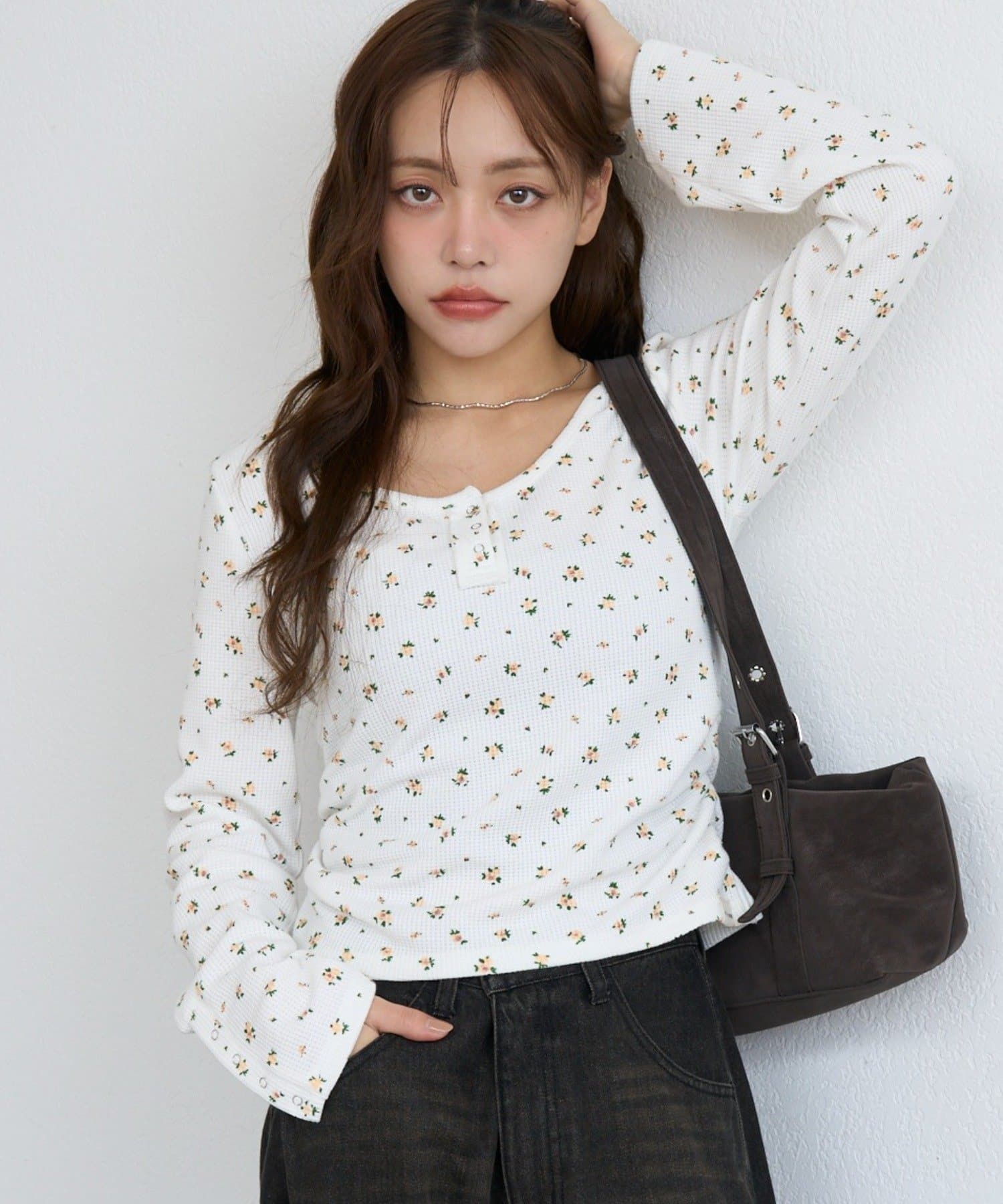 RAY CASSIN(レイカズン) Uネック花柄ヘンリーロングTシャツ / ロンT