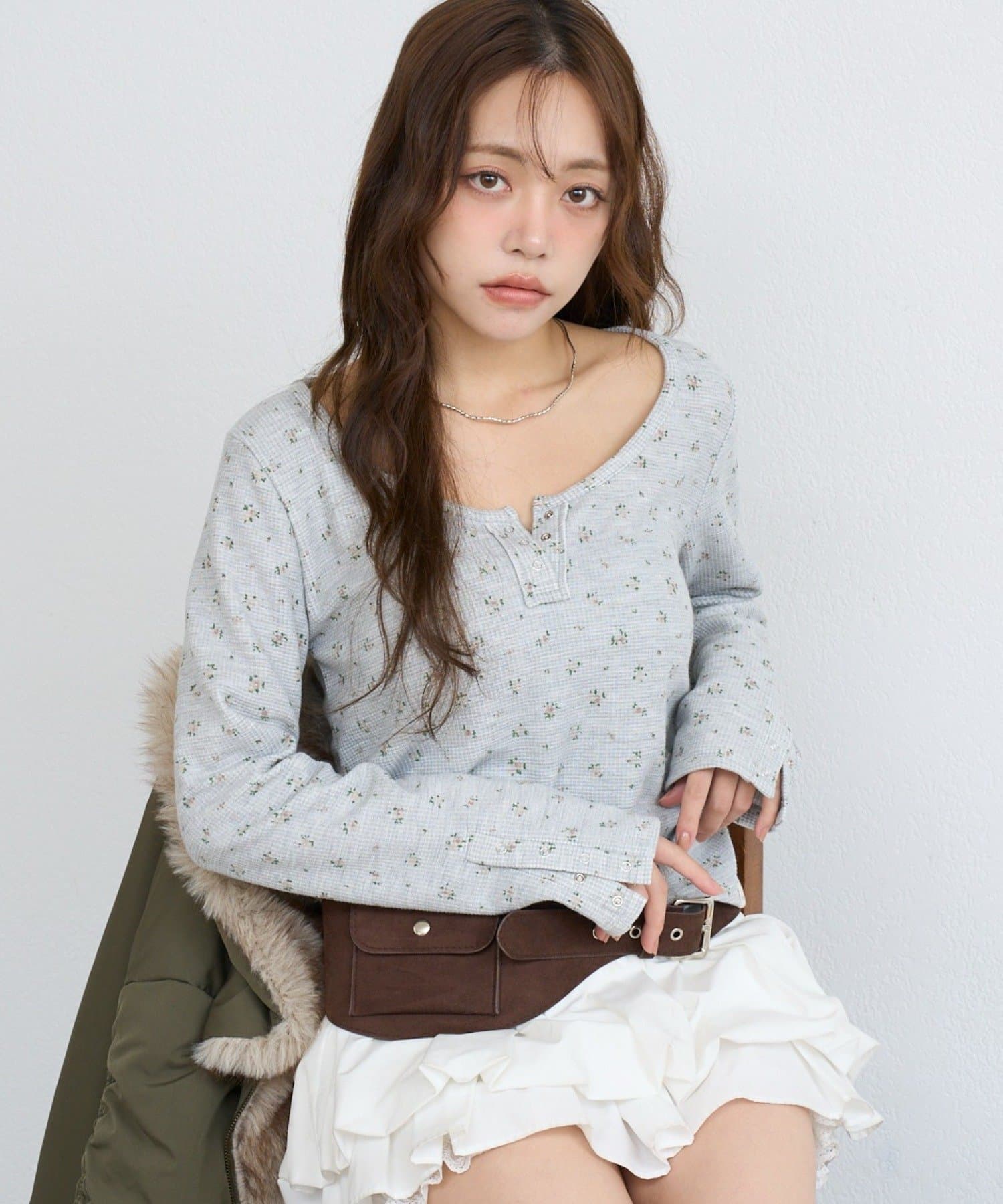 RAY CASSIN(レイカズン) Uネック花柄ヘンリーロングTシャツ / ロンT
